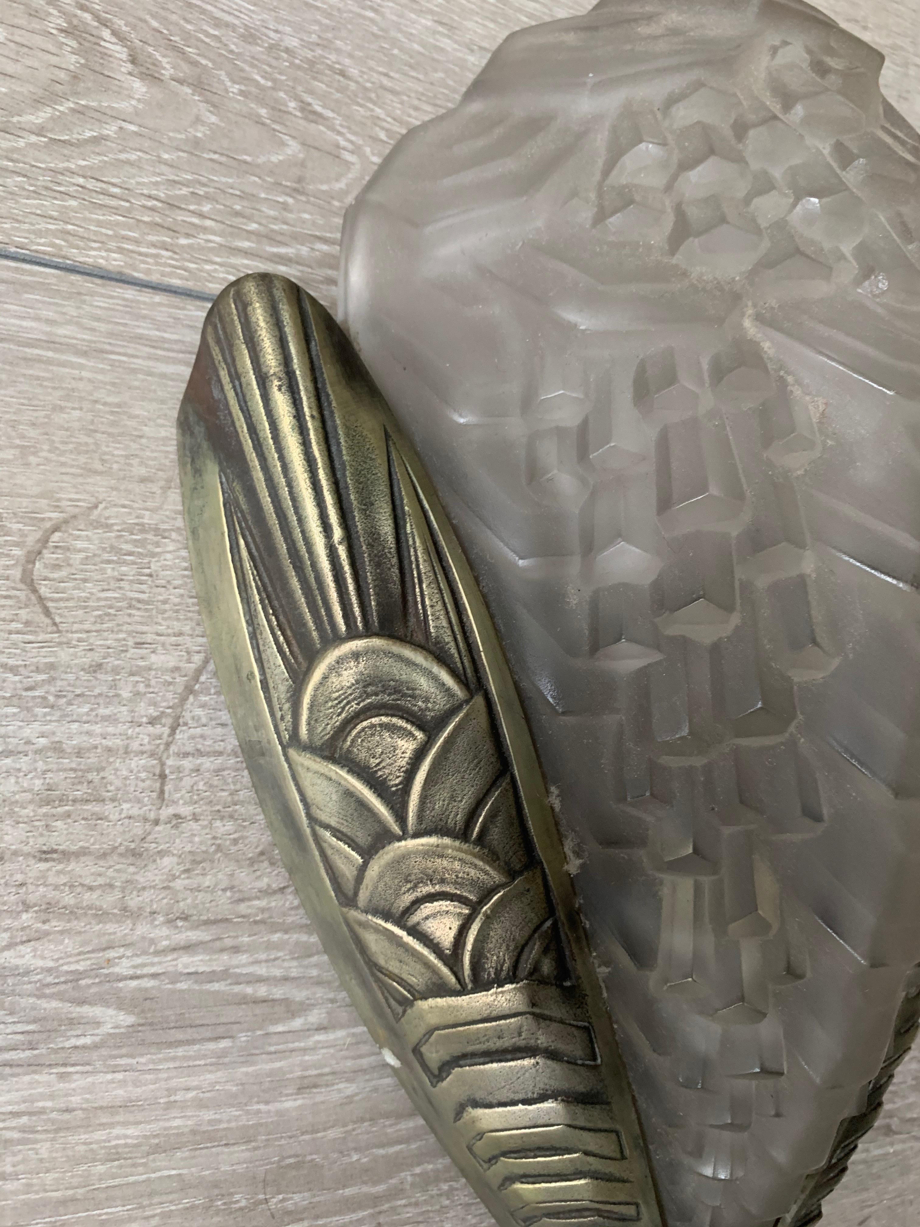 Großes und stilvolles Paar Art-Déco-Wandleuchter aus Bronze und Glas im Angebot 10
