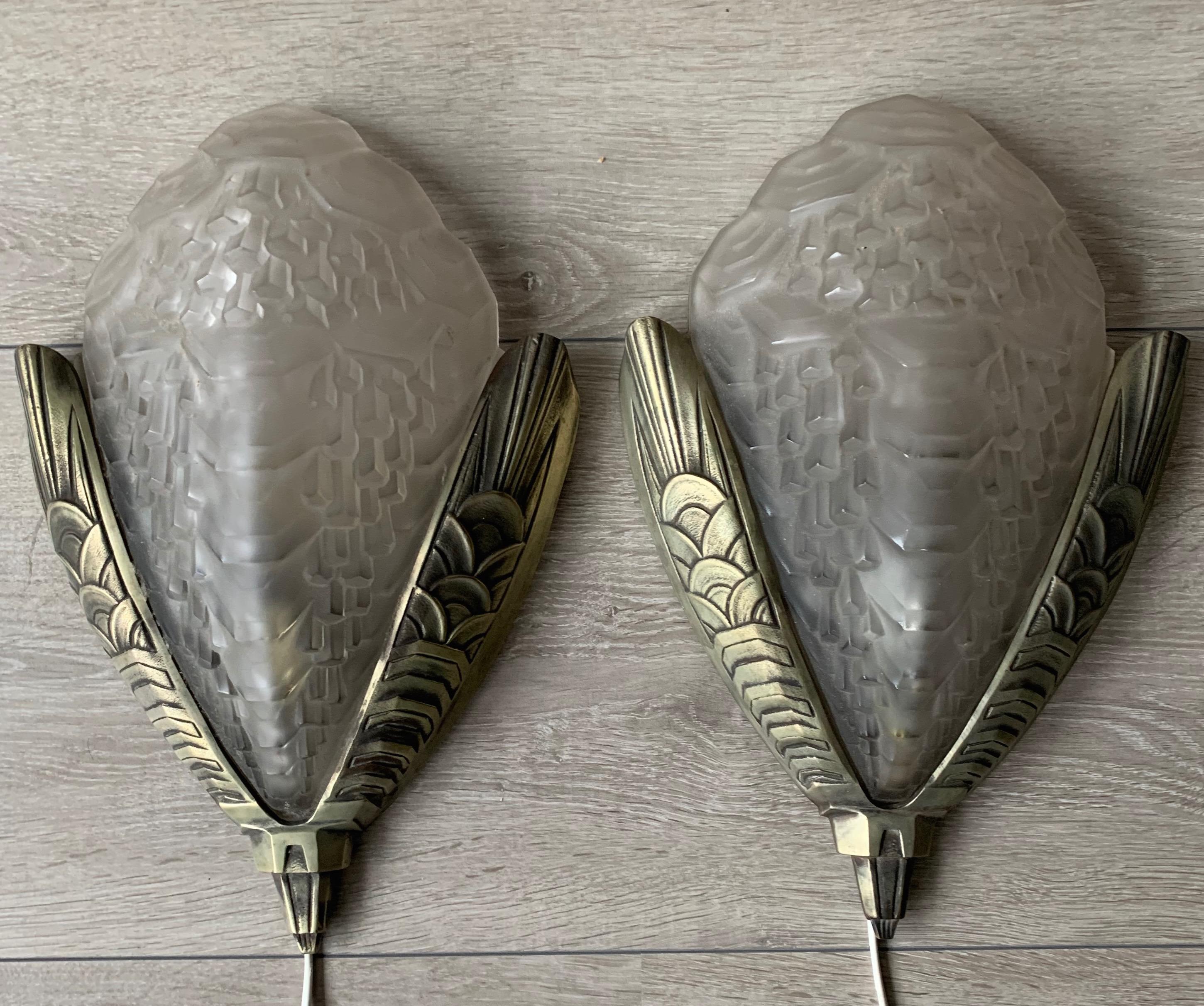 Großes und stilvolles Paar Art-Déco-Wandleuchter aus Bronze und Glas im Angebot 13