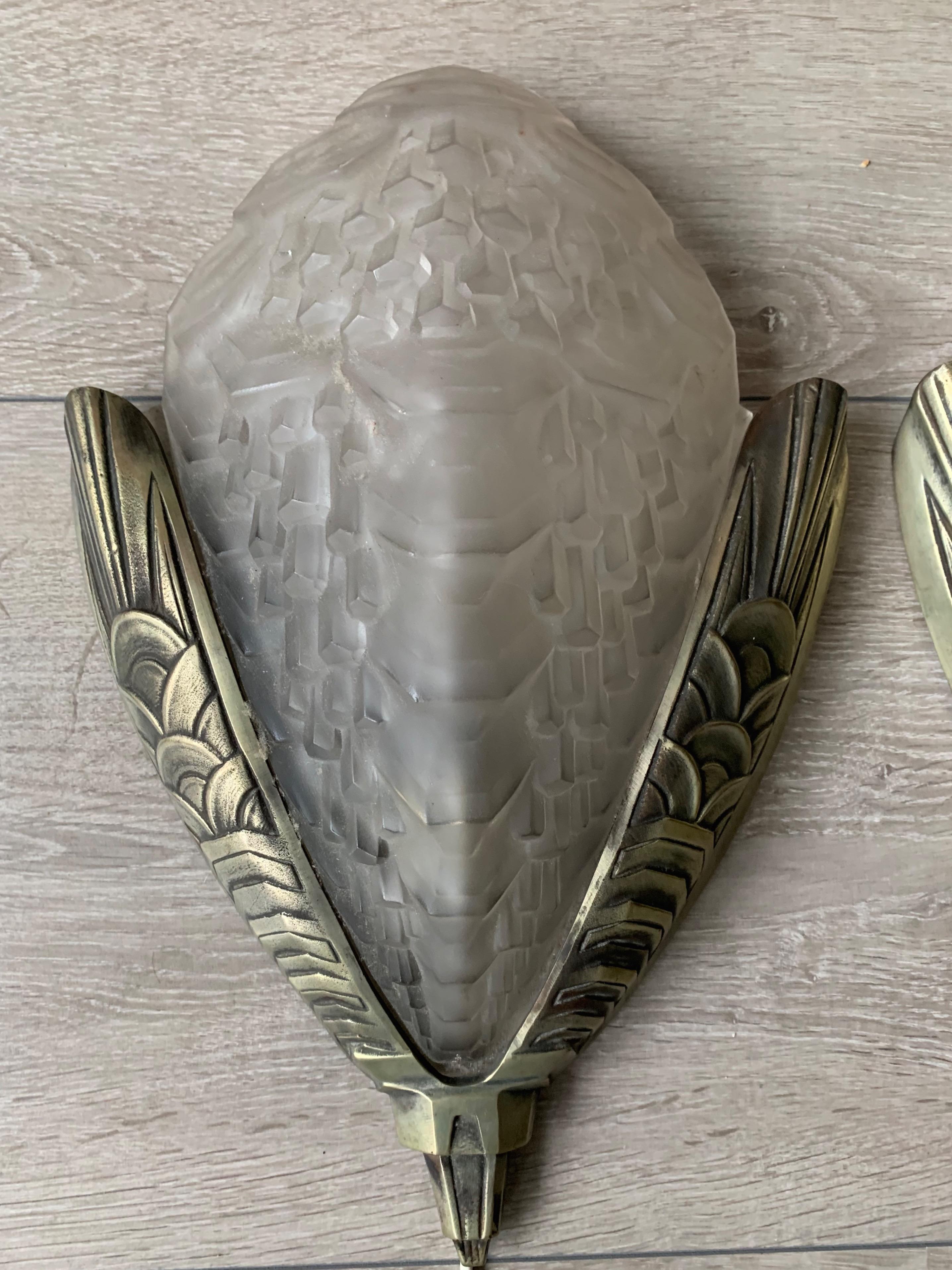 Großes und stilvolles Paar Art-Déco-Wandleuchter aus Bronze und Glas (Art déco) im Angebot