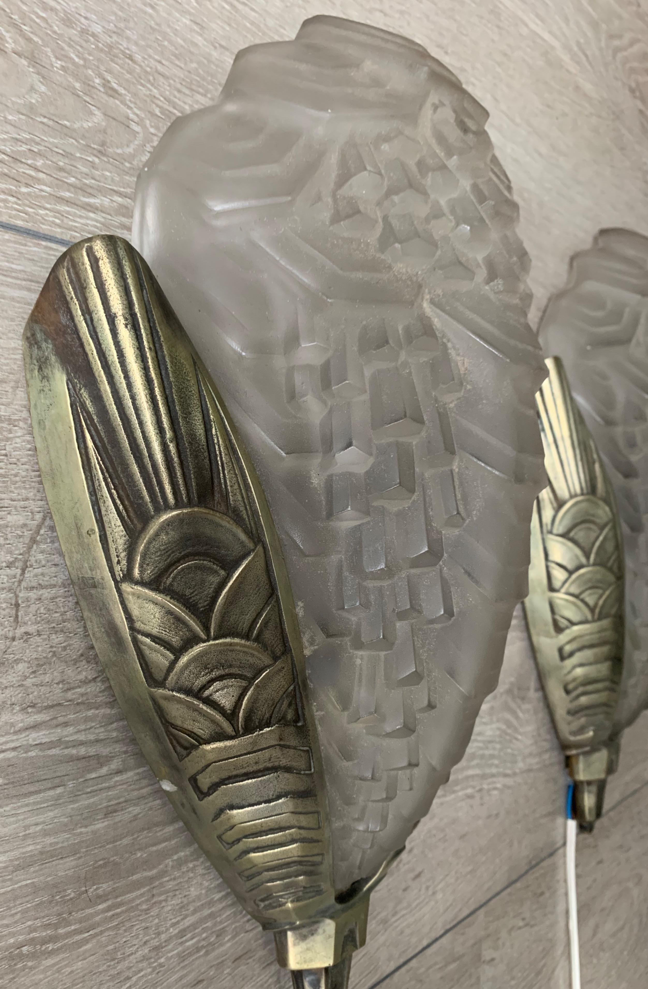 Großes und stilvolles Paar Art-Déco-Wandleuchter aus Bronze und Glas (20. Jahrhundert) im Angebot