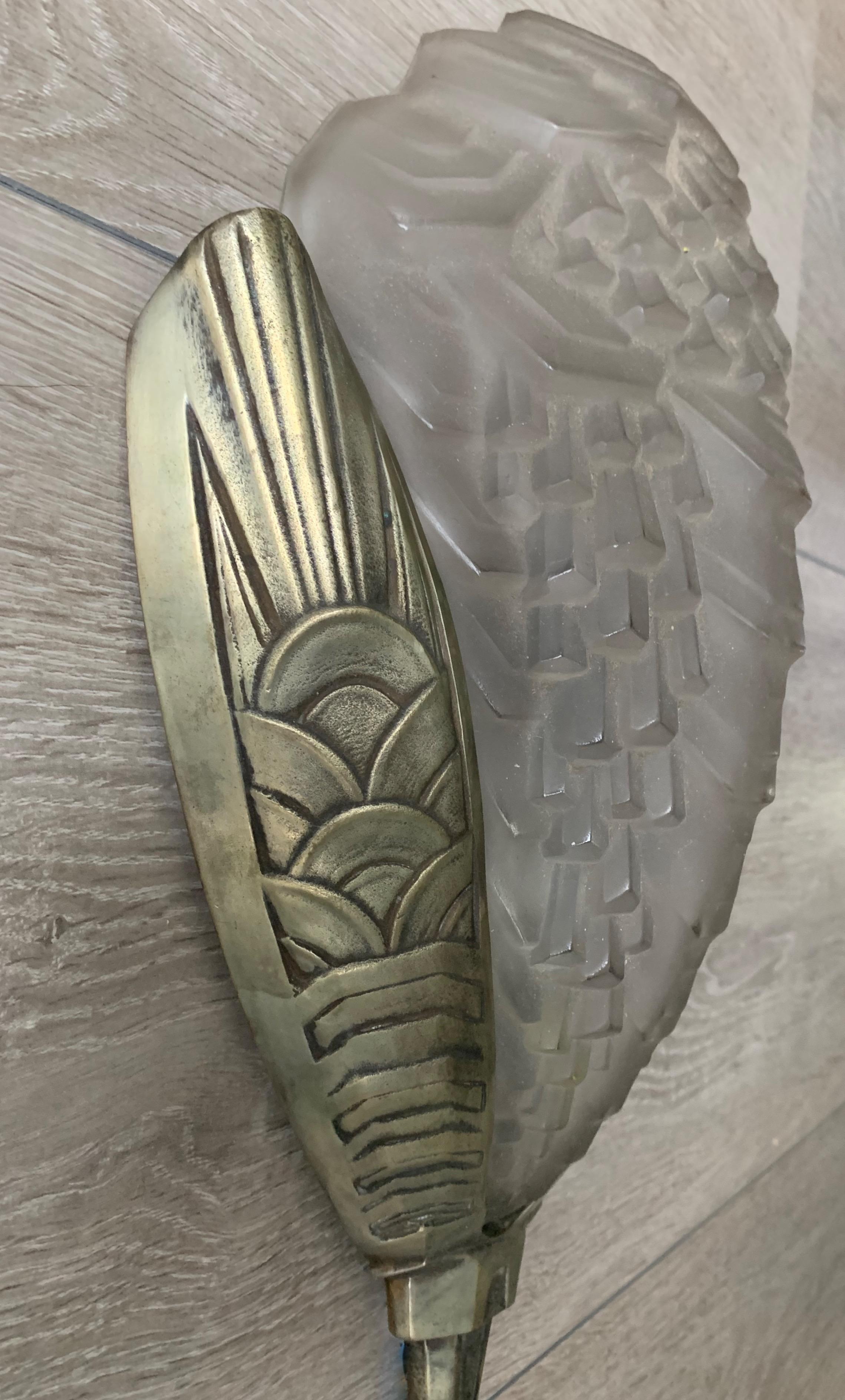 Großes und stilvolles Paar Art-Déco-Wandleuchter aus Bronze und Glas im Angebot 1