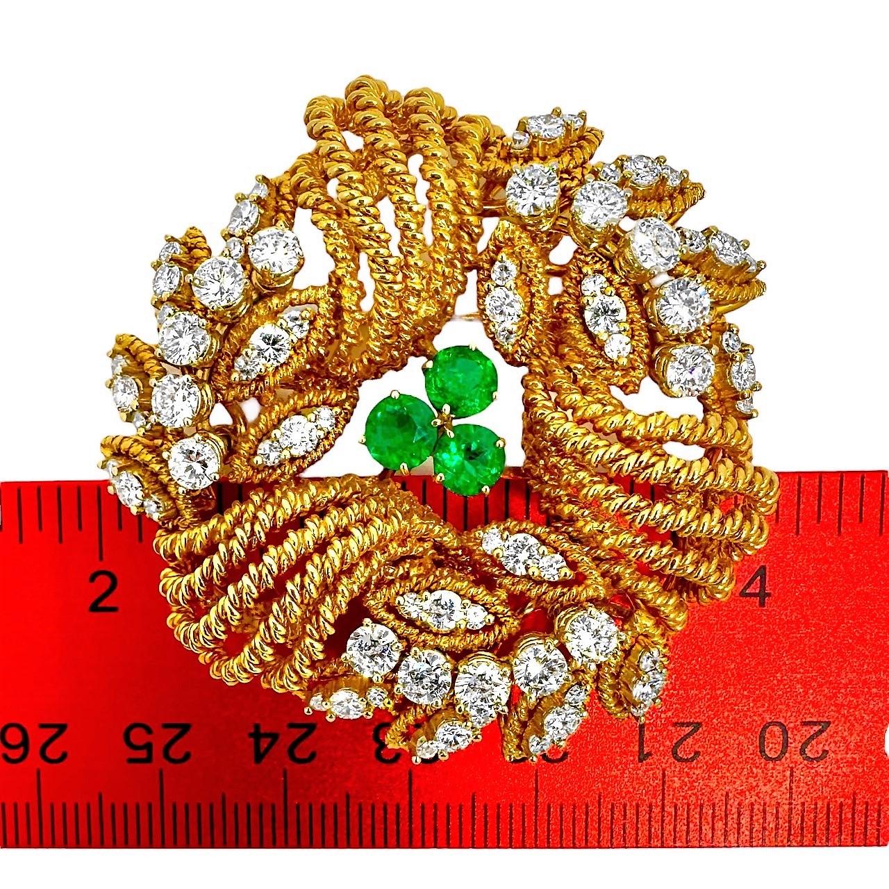 Large Stylized 18k Yellow Gold Brooch with Vivid Emeralds and Fine Diamonds In Good Condition For Sale In Palm Beach, FL