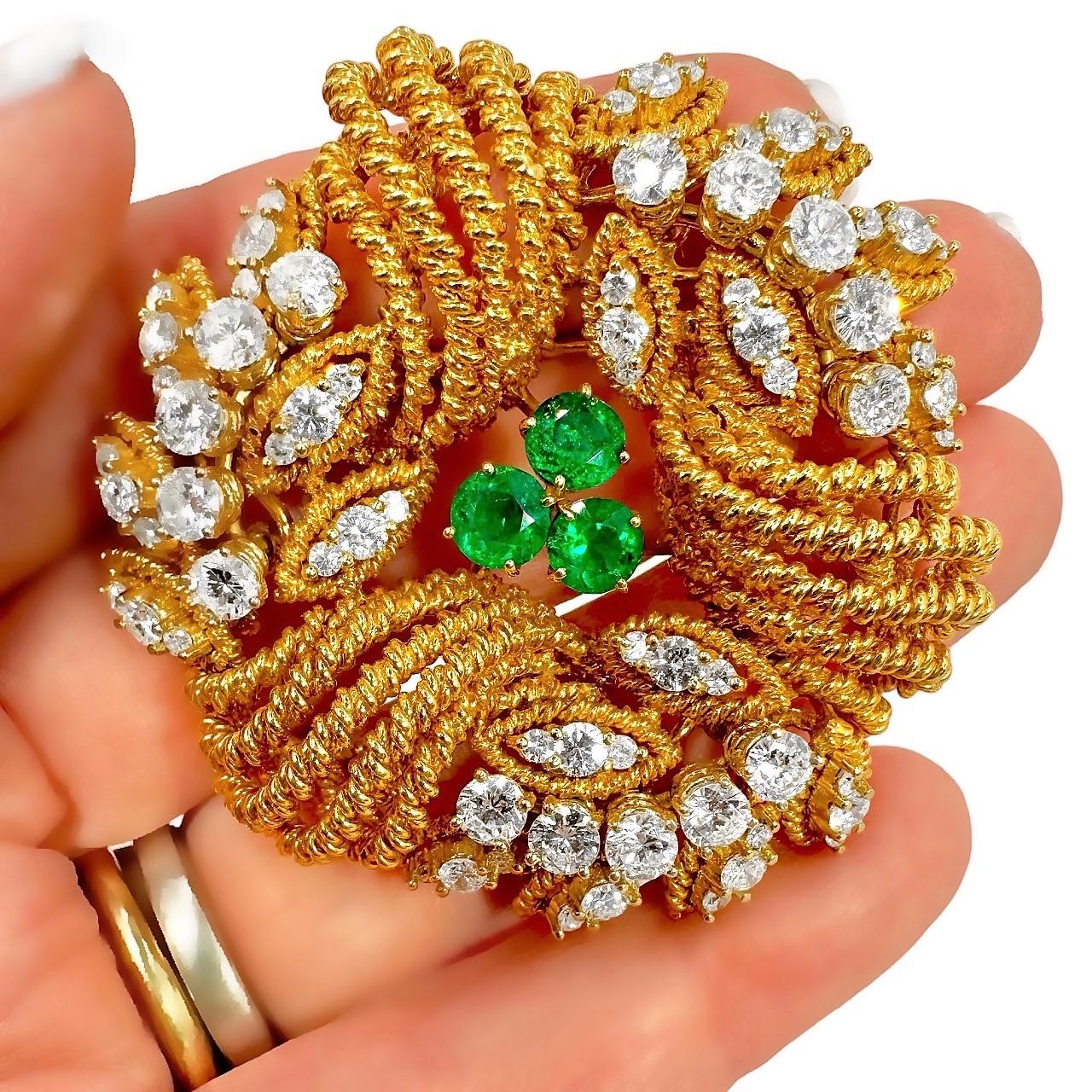 Große stilisierte Brosche aus 18 Karat Gelbgold mit lebhaften Smaragden und feinen Diamanten Damen im Angebot
