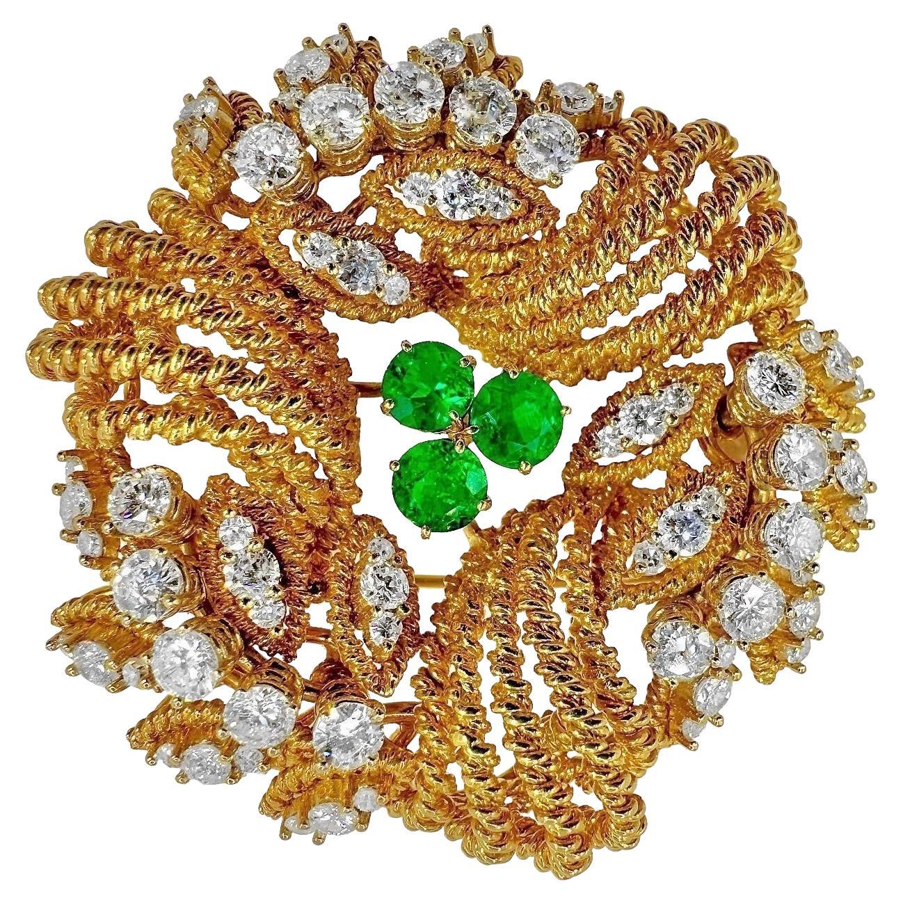 Große stilisierte Brosche aus 18 Karat Gelbgold mit lebhaften Smaragden und feinen Diamanten im Angebot