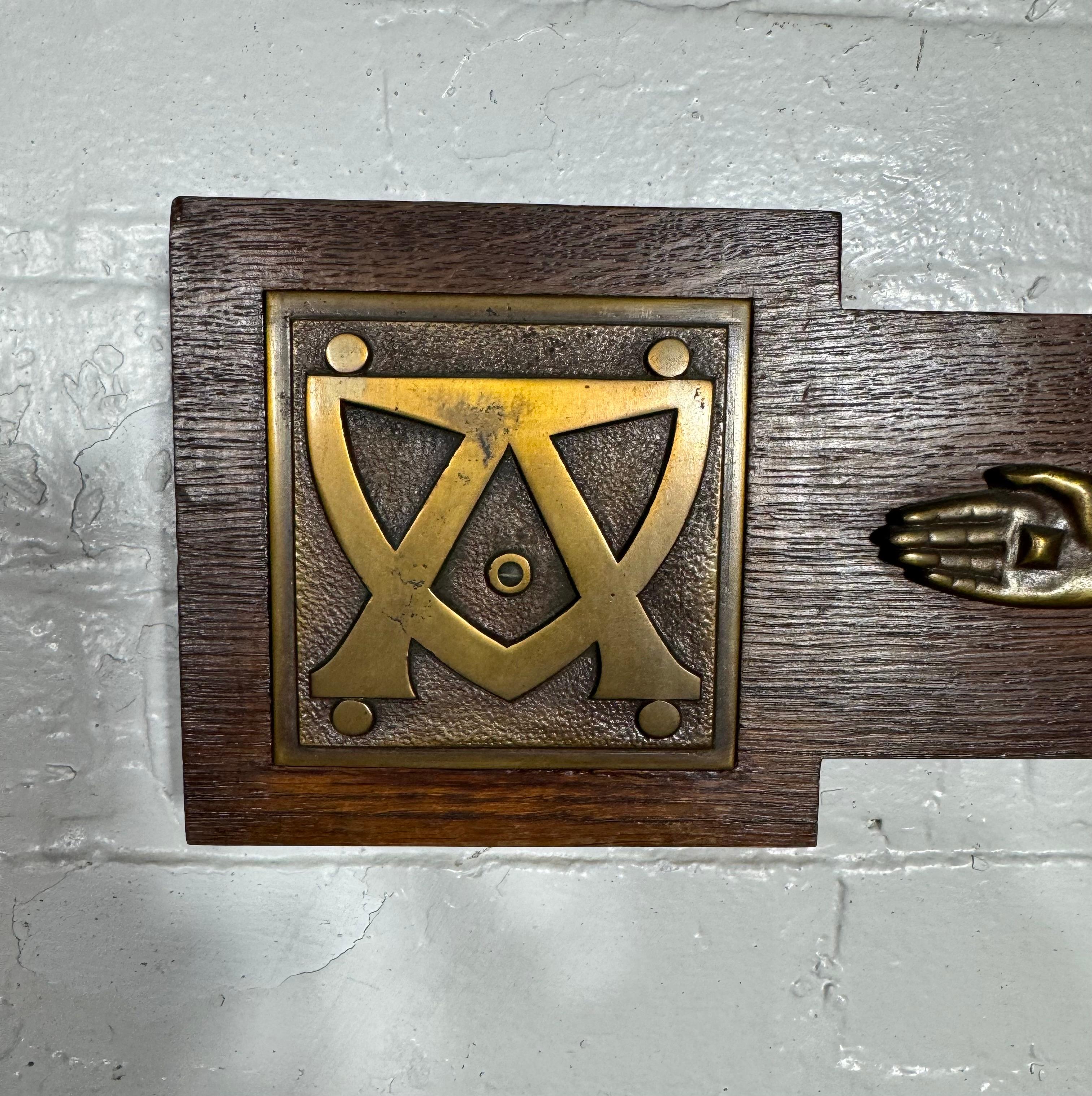 Grand crucifix Arts & Crafts en chêne scié sur quartier et bronze moulé  52