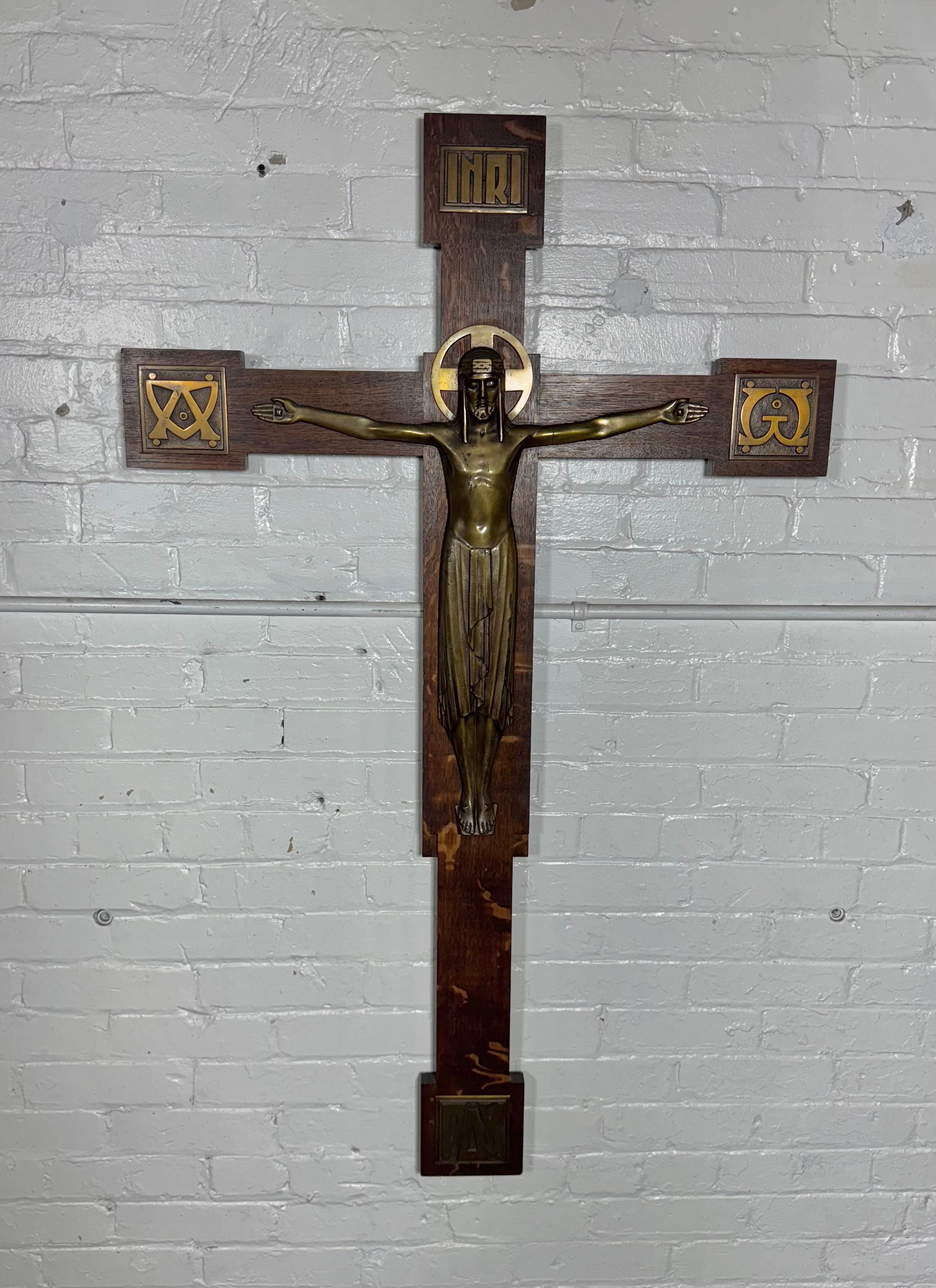 Grand crucifix Arts & Crafts en chêne scié sur quartier et bronze moulé  52