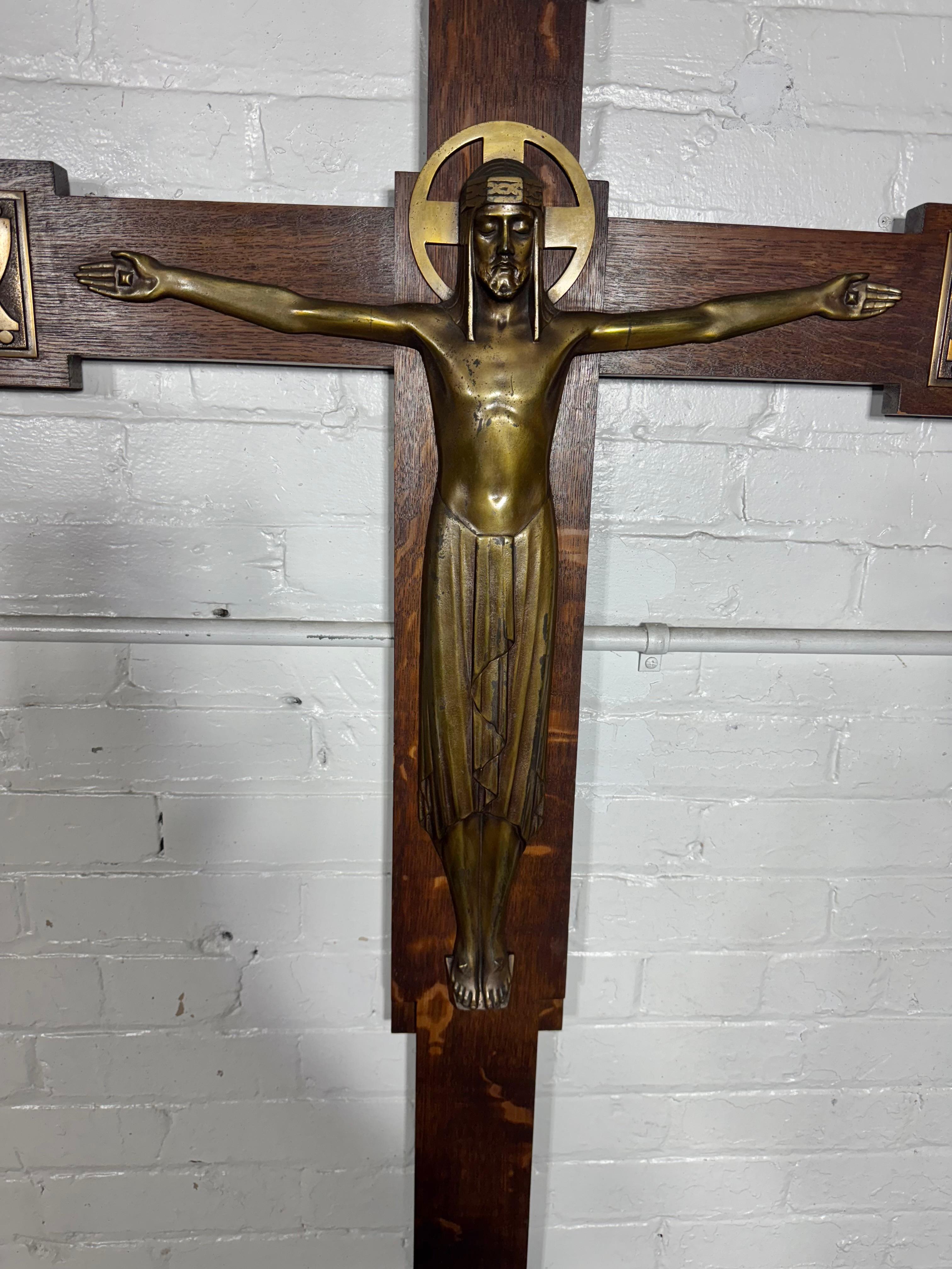 Grand crucifix stylisé Arts & Crafts en chêne scié sur quartier et en bronze moulé mesurant  52