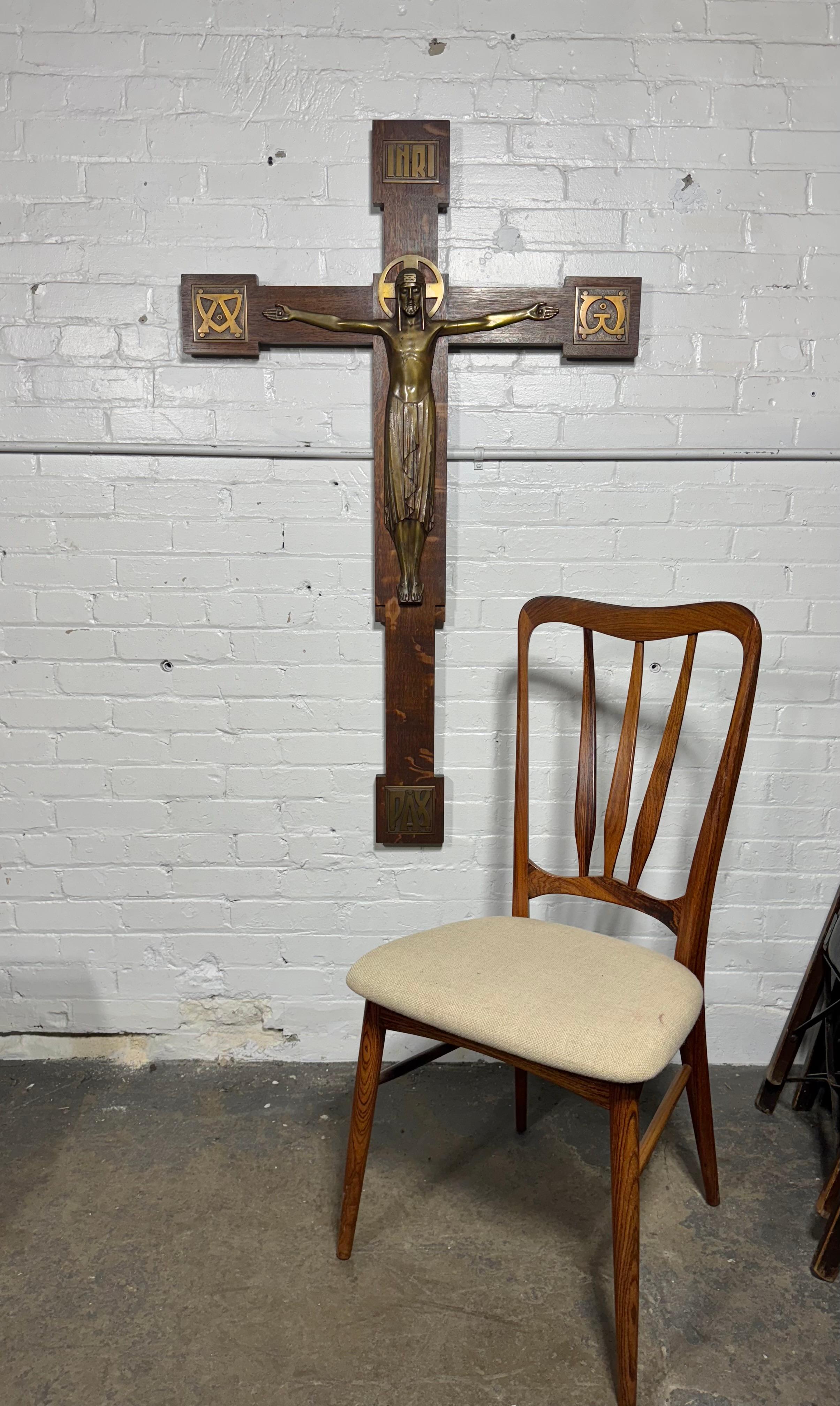Arts and Crafts Grand crucifix Arts & Crafts en chêne scié sur quartier et bronze moulé  52