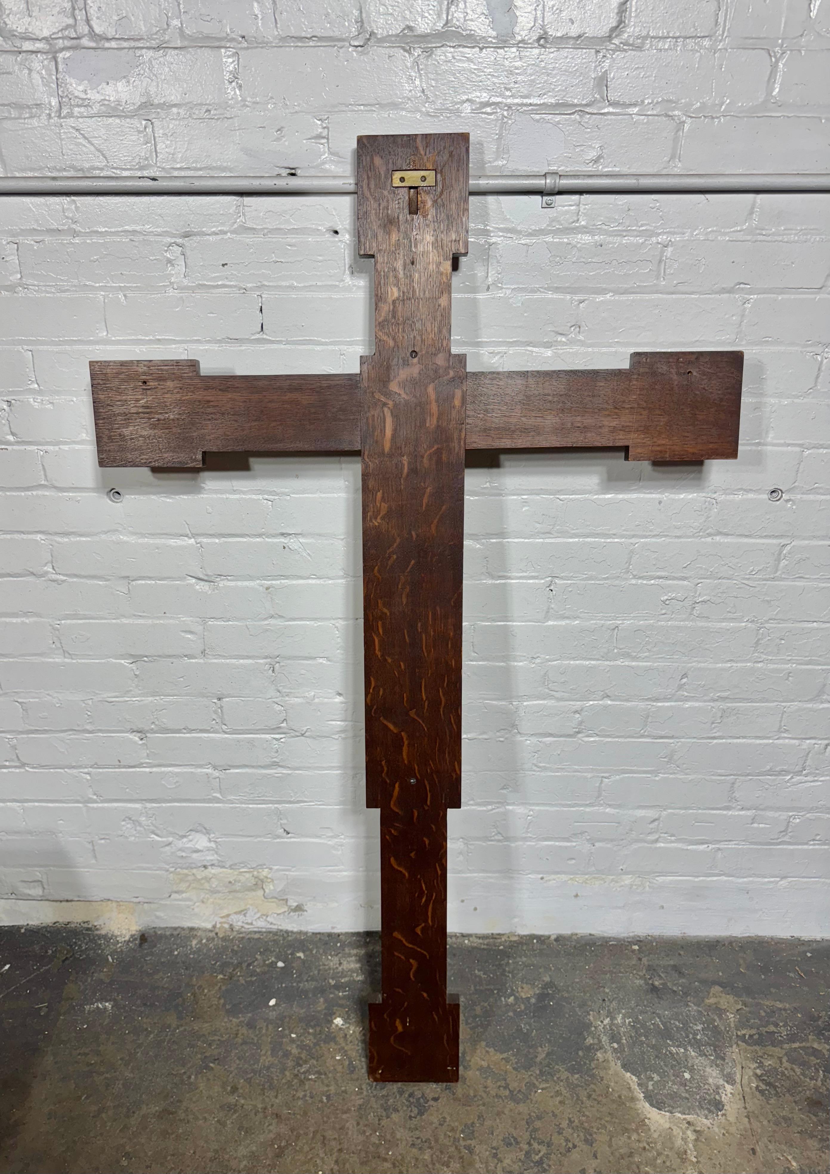 Moulage Grand crucifix Arts & Crafts en chêne scié sur quartier et bronze moulé  52