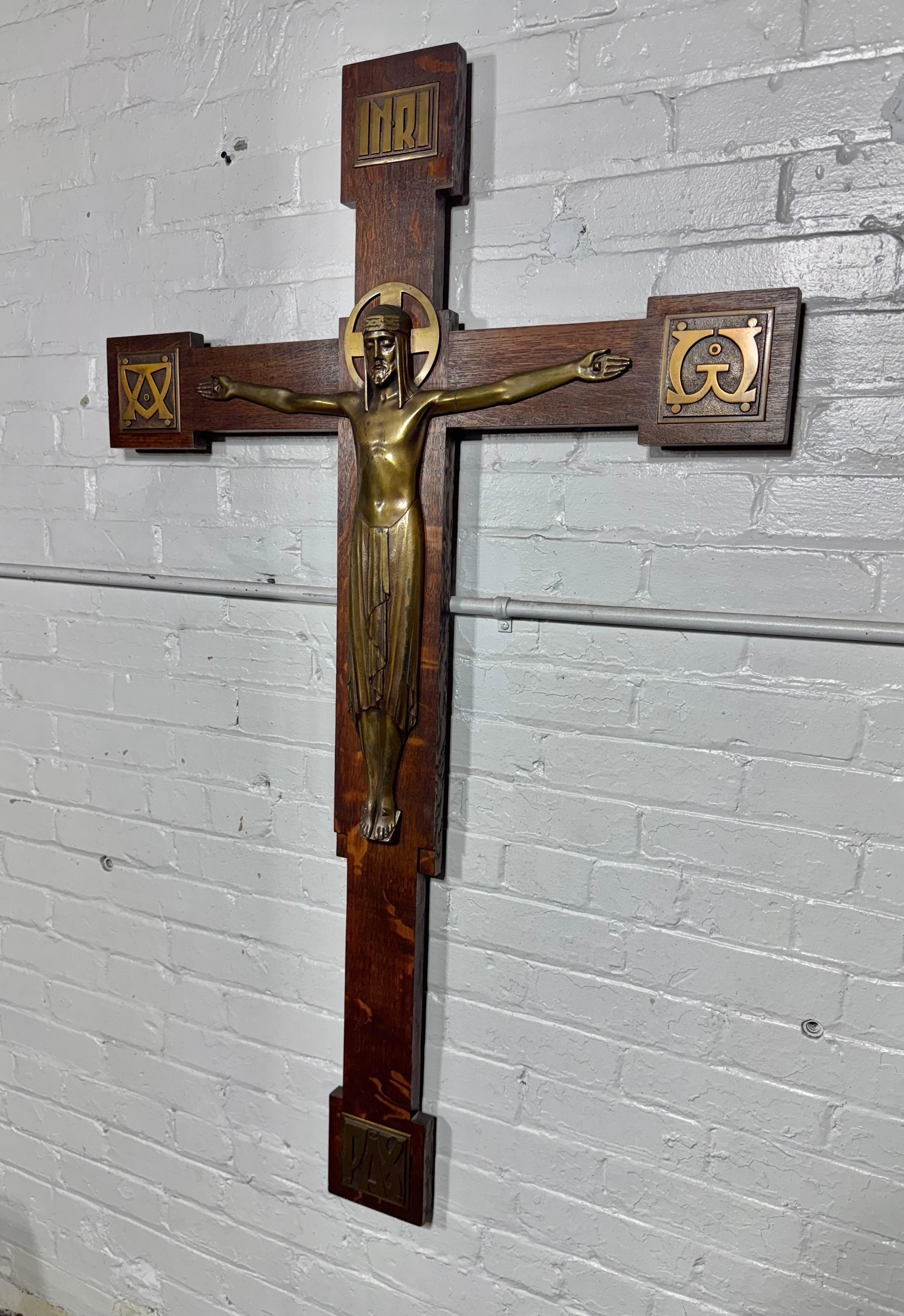 Grand crucifix Arts & Crafts en chêne scié sur quartier et bronze moulé  52
