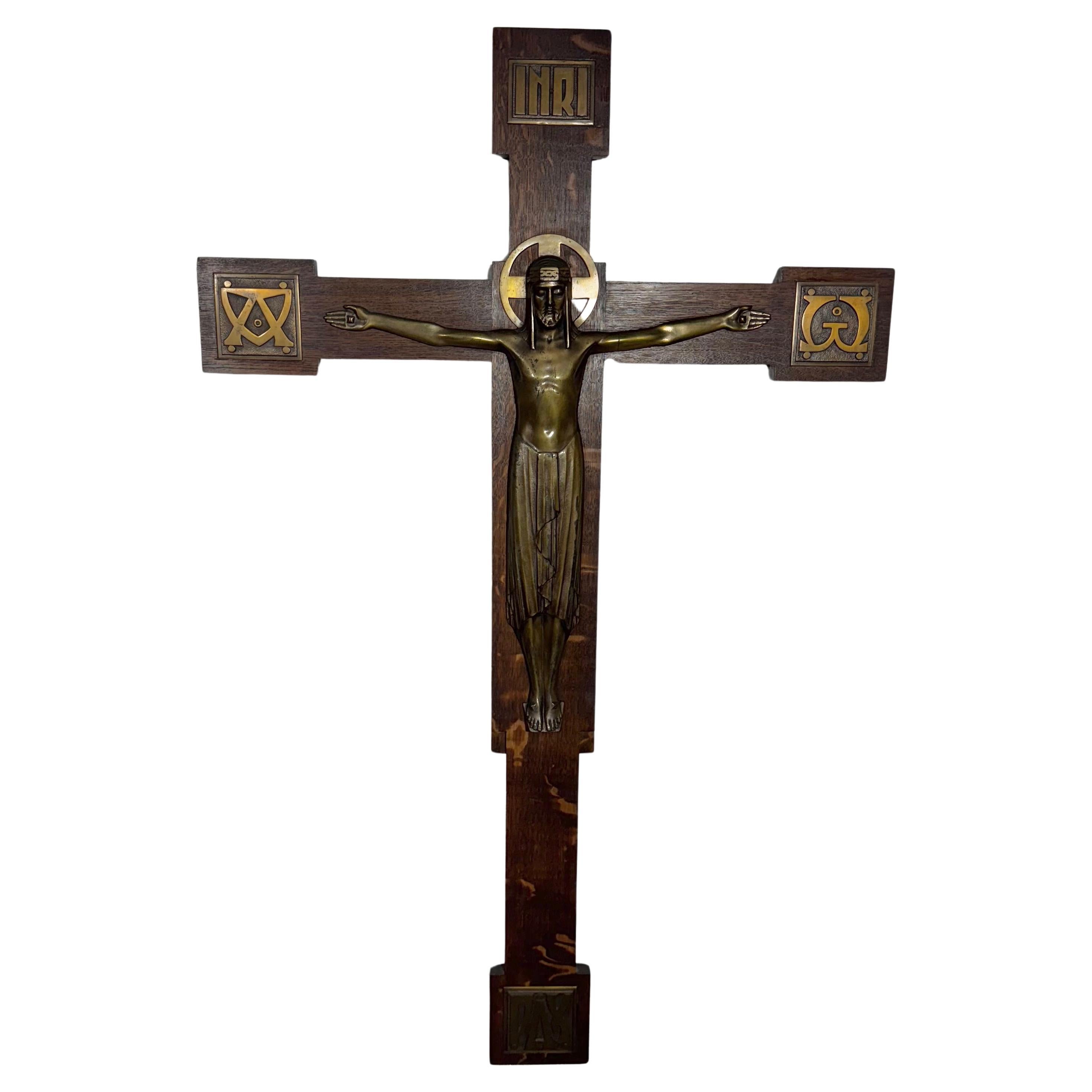 Grand crucifix Arts & Crafts en chêne scié sur quartier et bronze moulé  52" x 32" en vente