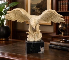 Escultura de un águila calva grande estilizada sobre una base de mármol, obra de A. Santini