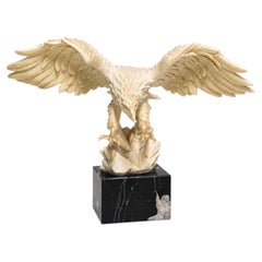 Escultura de un águila calva grande estilizada sobre una base de mármol, obra de A. Santini