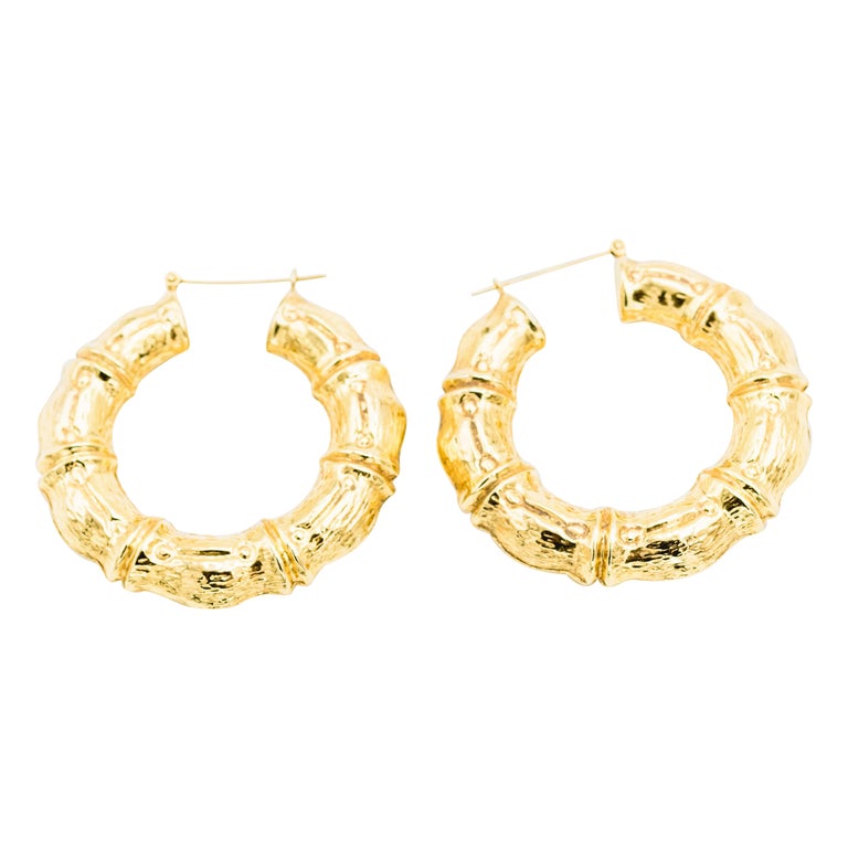 Groe stilisierte Bambus-Ohrringe aus Gold mit Creolen im Angebot bei  1stDibs Deutschland