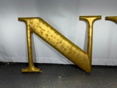 Große stilisierte gegossene aLUMINUM-Buchstaben "N Y"  Gold Patina