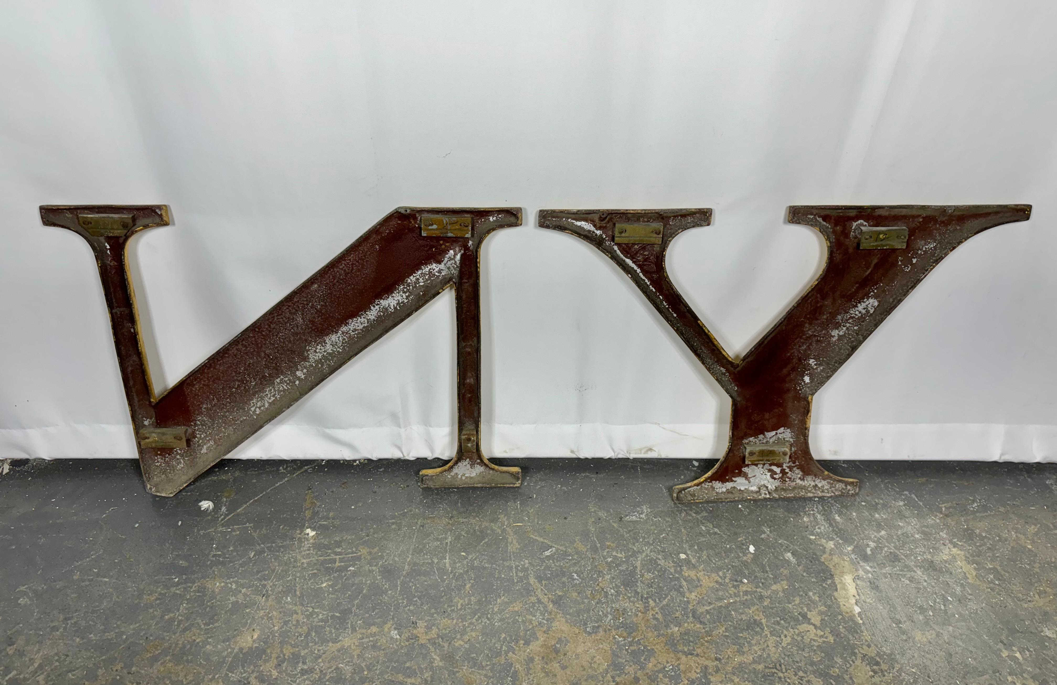 Letras grandes estilizadas de fundición aLUMINUM 