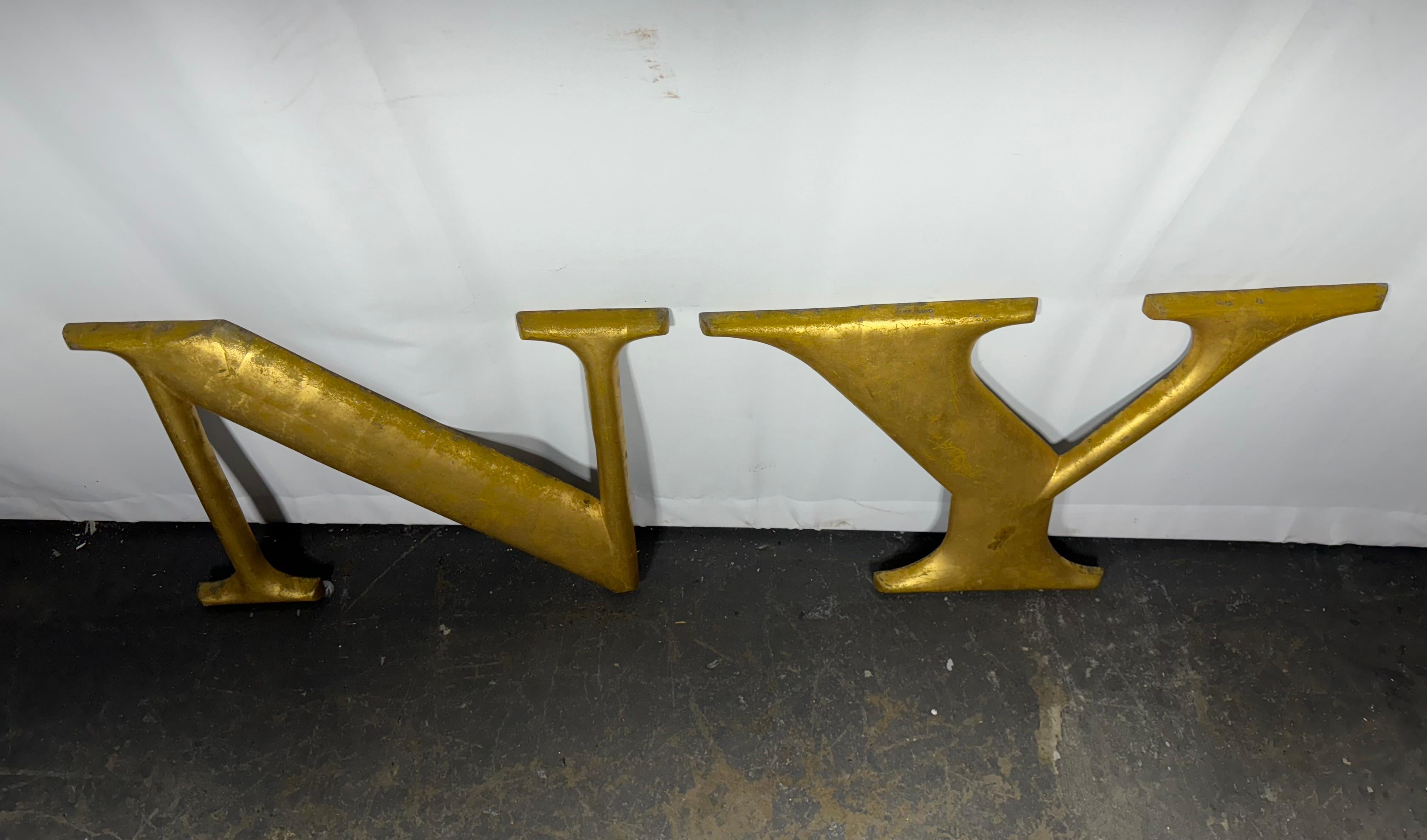 Letras grandes estilizadas de fundición aLUMINUM 