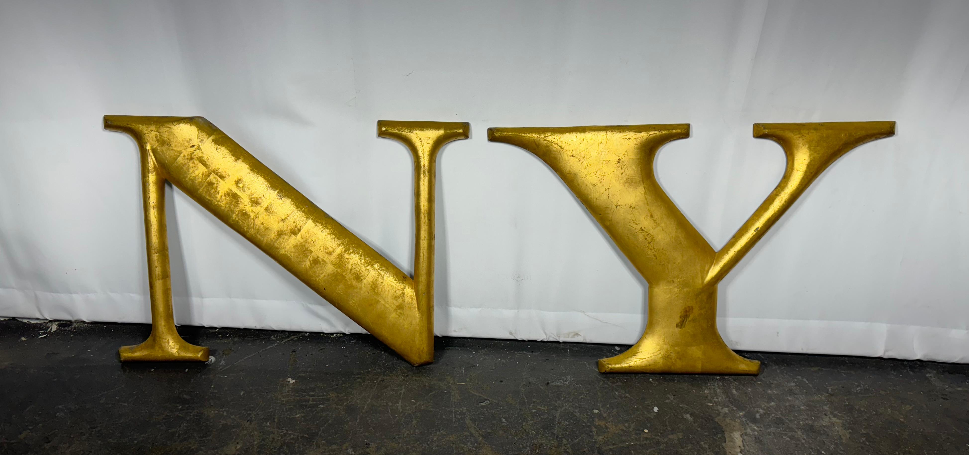 Letras grandes estilizadas de fundición aLUMINUM 