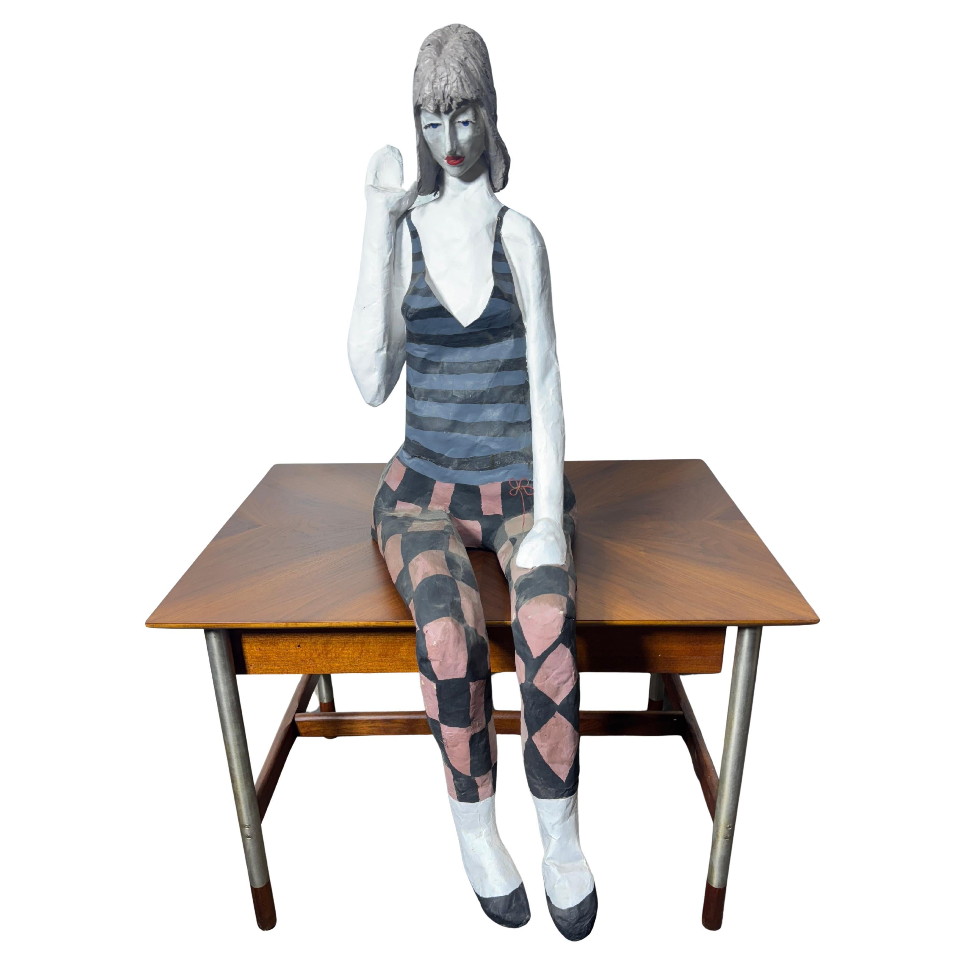 Grande sculpture en papier mâché stylisée "femme assise" faite à la main en vente