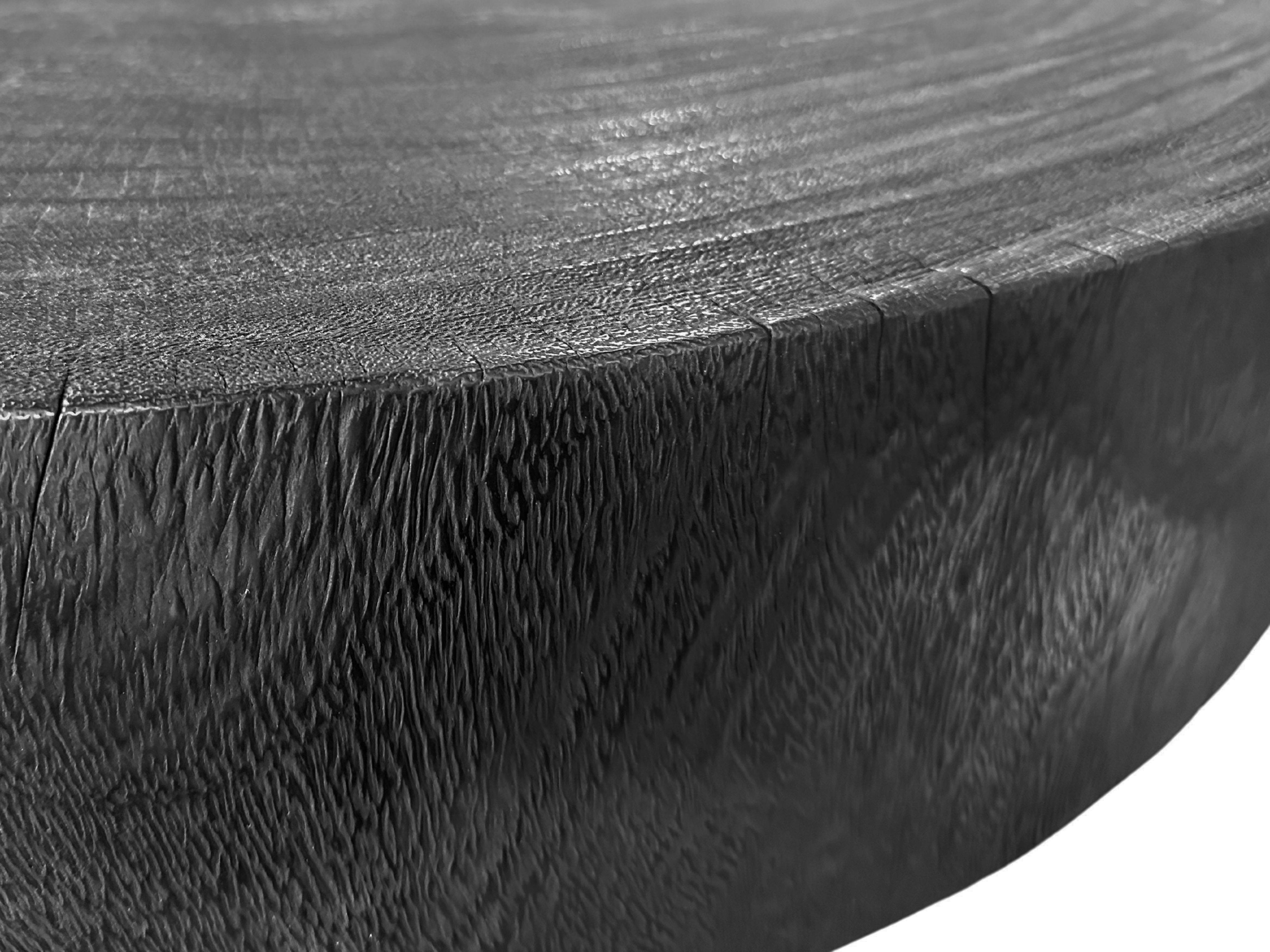 Indonésien Grande table en bois de suar, finition organique brûlée, moderne en vente