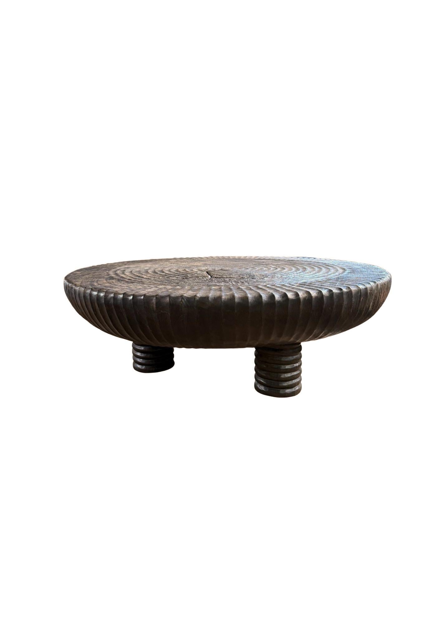 Mesa Grande de Madera de Suar Acabado Espresso, Detalles Tallados a Mano, Moderno Orgánico en venta 3