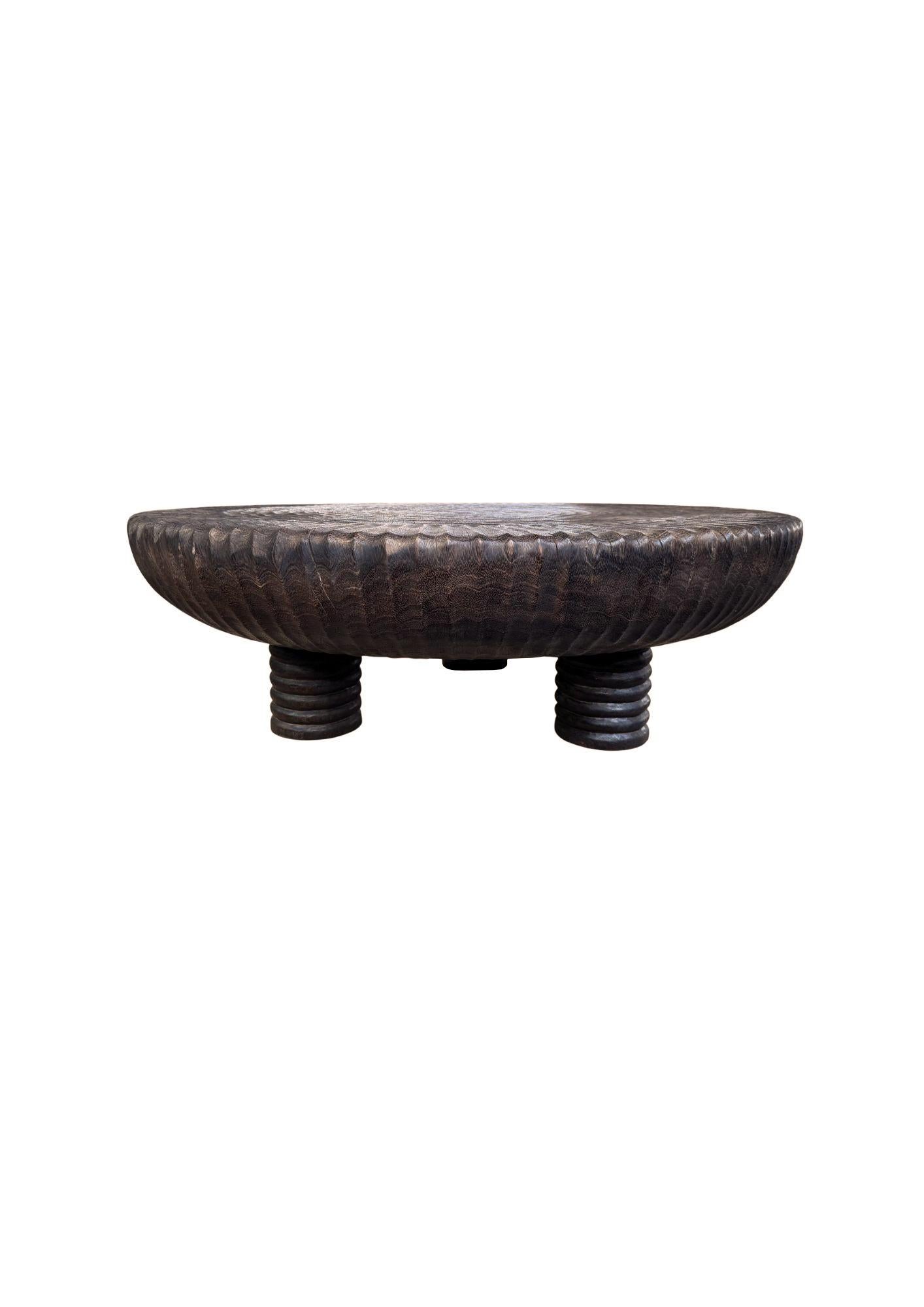 Eleva tu salón con esta llamativa mesa de sofá redonda grande, meticulosamente elaborada a mano con madera maciza de suar. Con un acabado rico y oscuro que resalta las vetas naturales y el carácter de la madera, esta pieza combina la belleza