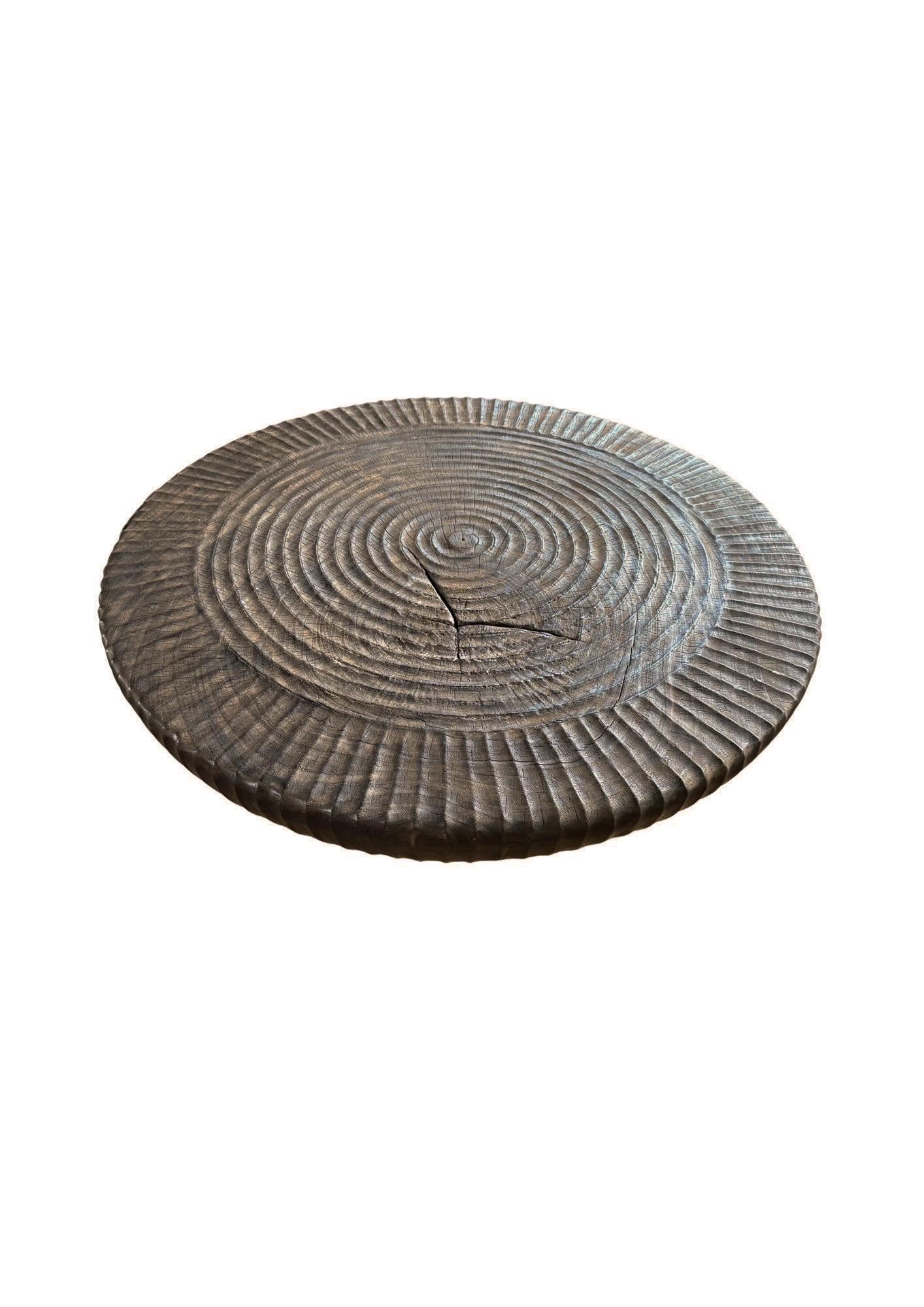 Mesa Grande de Madera de Suar Acabado Espresso, Detalles Tallados a Mano, Moderno Orgánico Moderno orgánico en venta