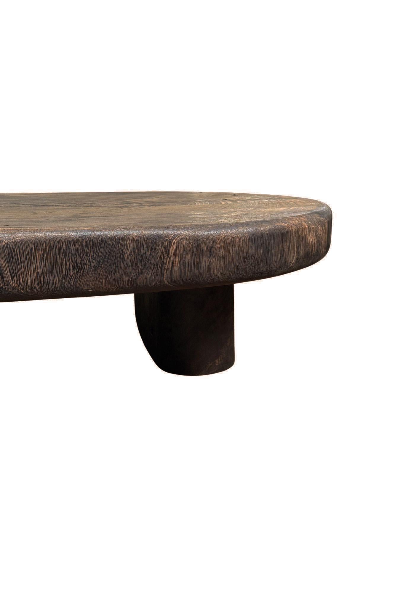 Mesa Grande de Madera de Suar Acabado Espresso, Detalles Tallados a Mano, Moderno Orgánico Indonesio en venta