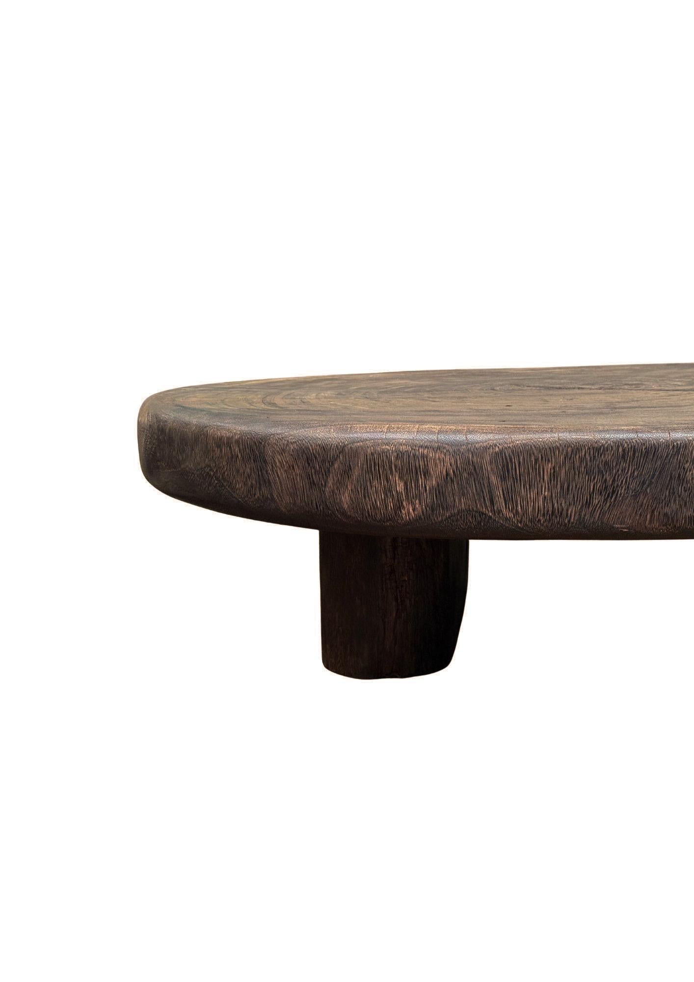 Mesa Grande de Madera de Suar Acabado Espresso, Detalles Tallados a Mano, Moderno Orgánico Hecho a mano en venta
