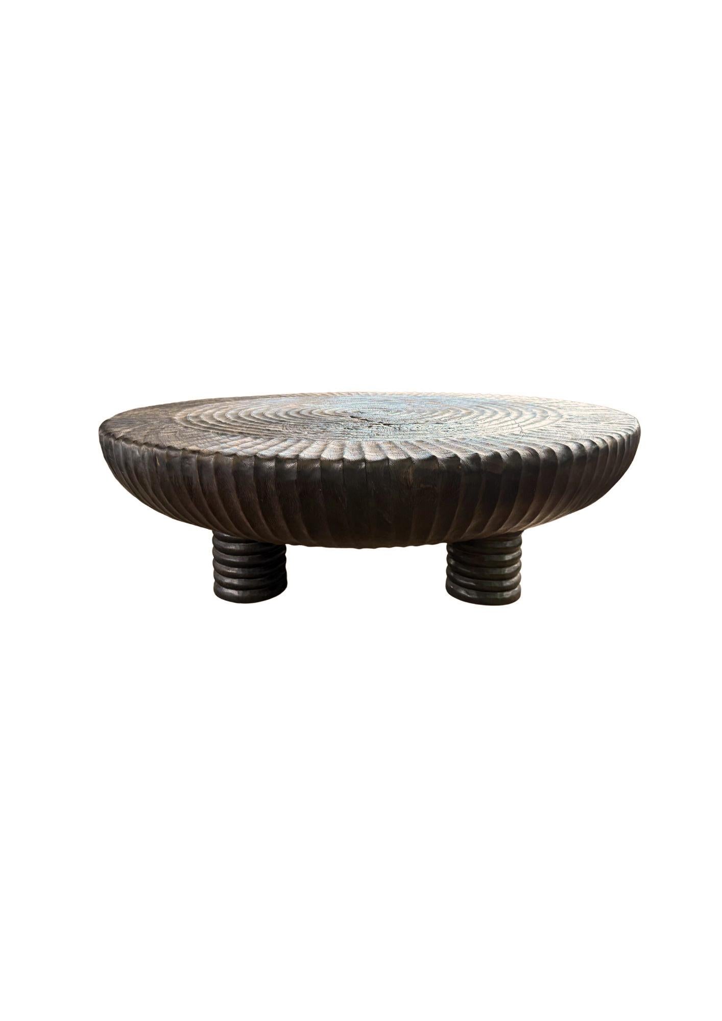 Mesa Grande de Madera de Suar Acabado Espresso, Detalles Tallados a Mano, Moderno Orgánico en Nuevo estado para la venta en Jimbaran, Bali