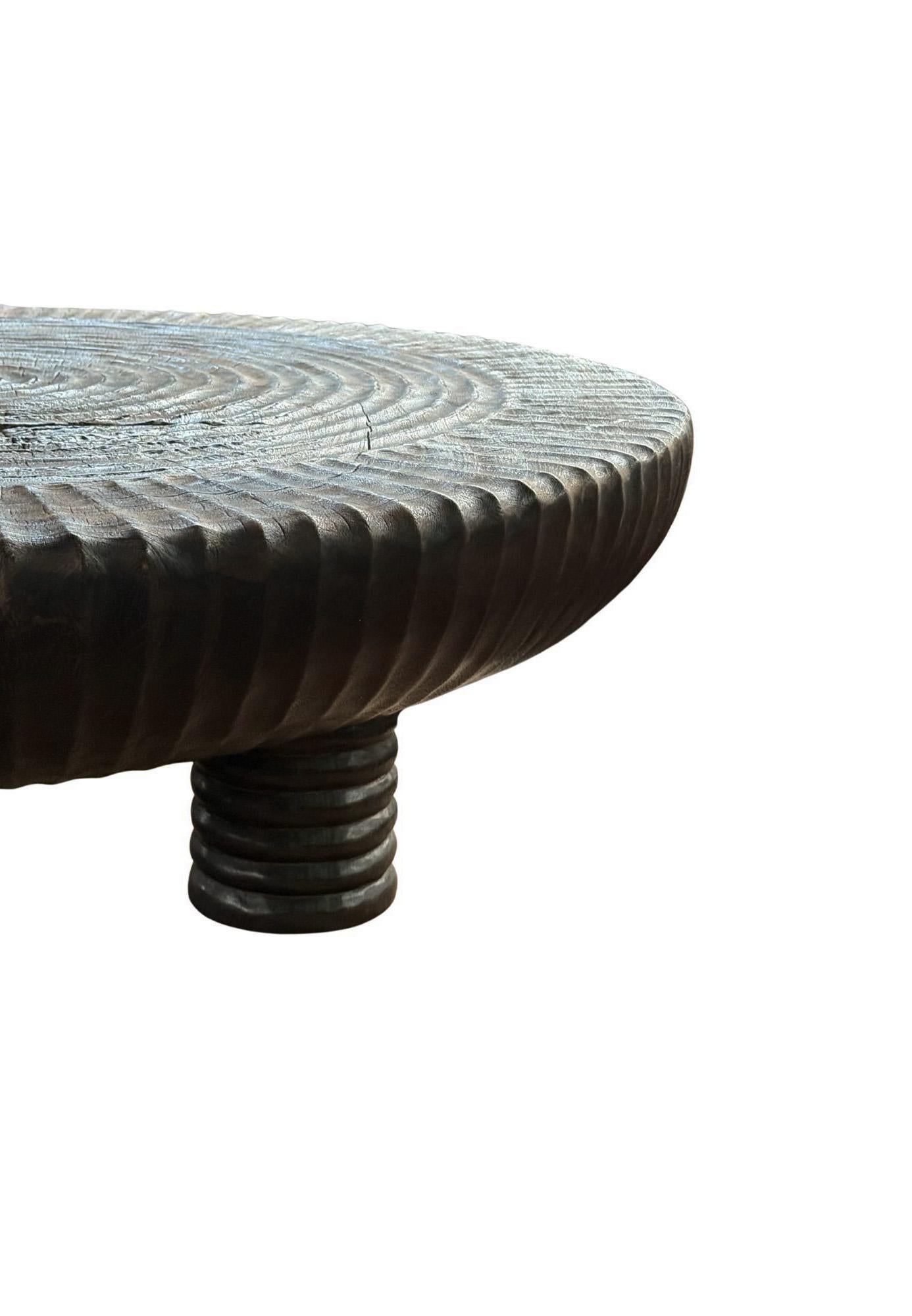 Mesa Grande de Madera de Suar Acabado Espresso, Detalles Tallados a Mano, Moderno Orgánico Siglo XXI y contemporáneo en venta