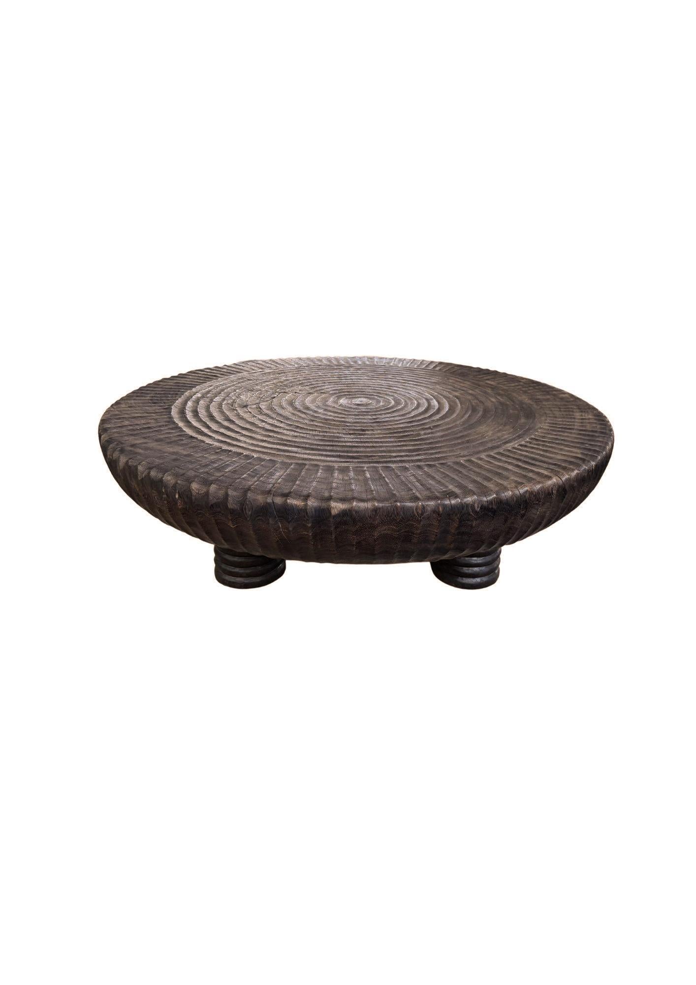 Mesa Grande de Madera de Suar Acabado Espresso, Detalles Tallados a Mano, Moderno Orgánico en venta 1
