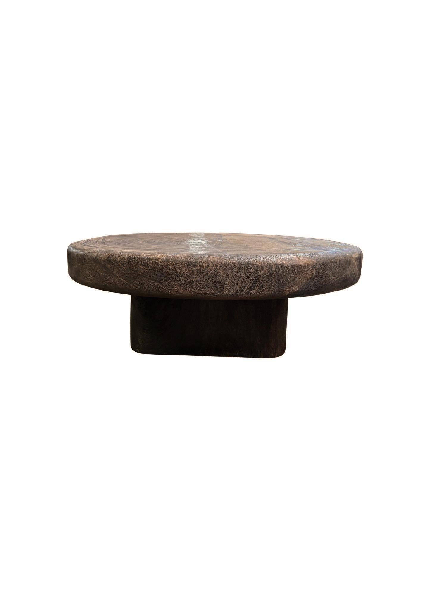 Mesa Grande de Madera de Suar Acabado Espresso, Detalles Tallados a Mano, Moderno Orgánico en venta 1