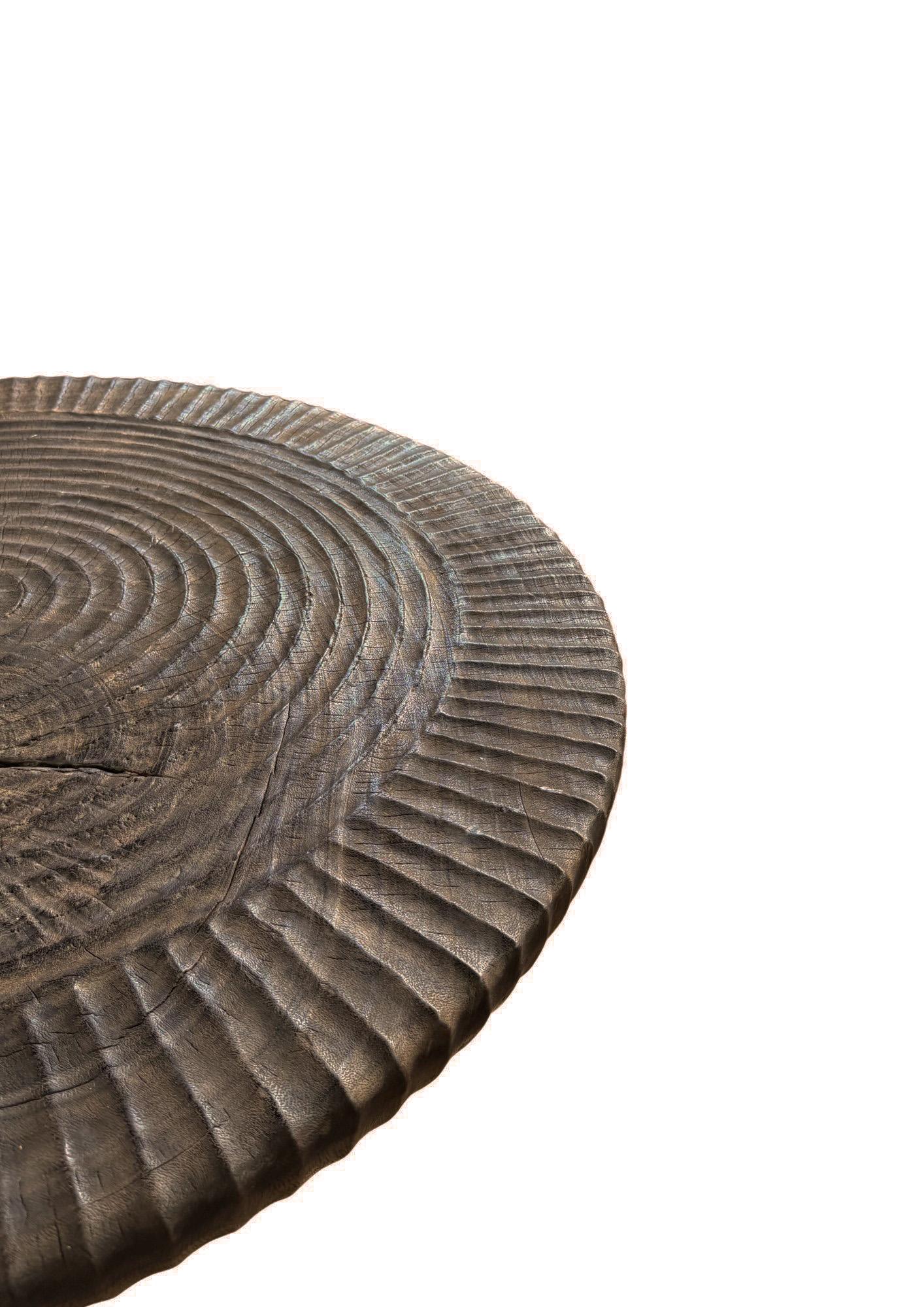 Mesa Grande de Madera de Suar Acabado Espresso, Detalles Tallados a Mano, Moderno Orgánico en venta 2
