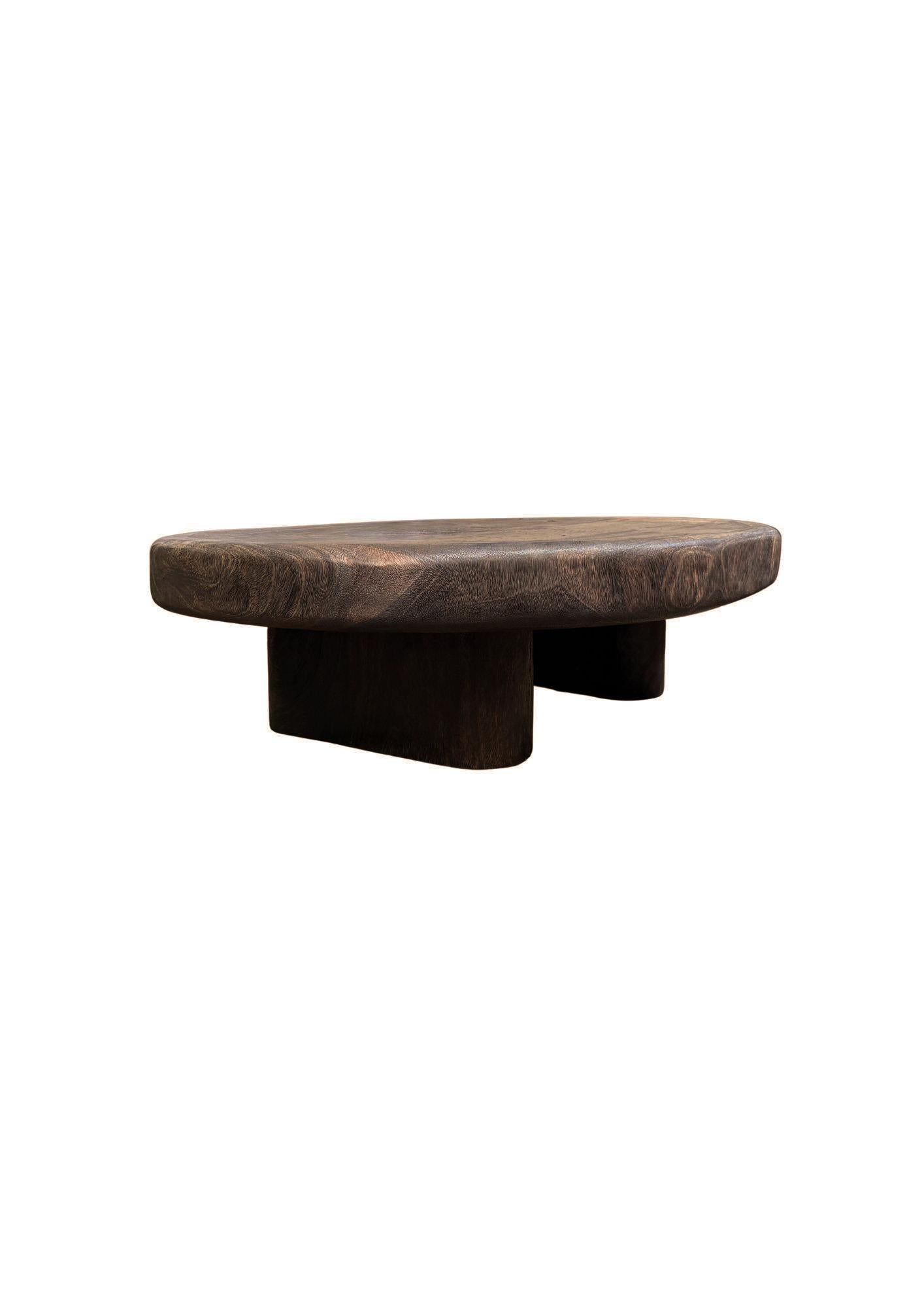 Mesa Grande de Madera de Suar Acabado Espresso, Detalles Tallados a Mano, Moderno Orgánico en venta 2