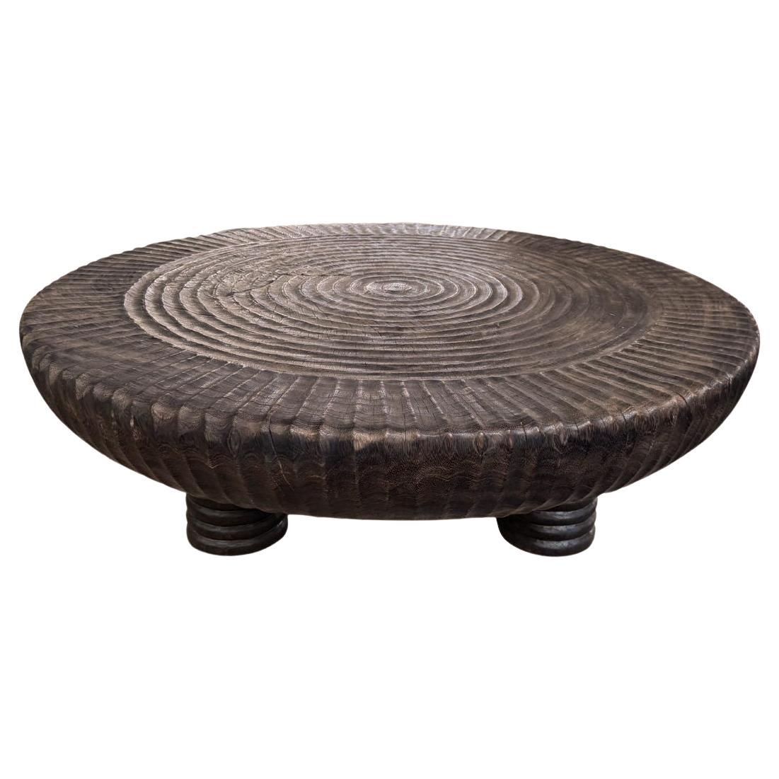 Mesa Grande de Madera de Suar Acabado Espresso, Detalles Tallados a Mano, Moderno Orgánico en venta