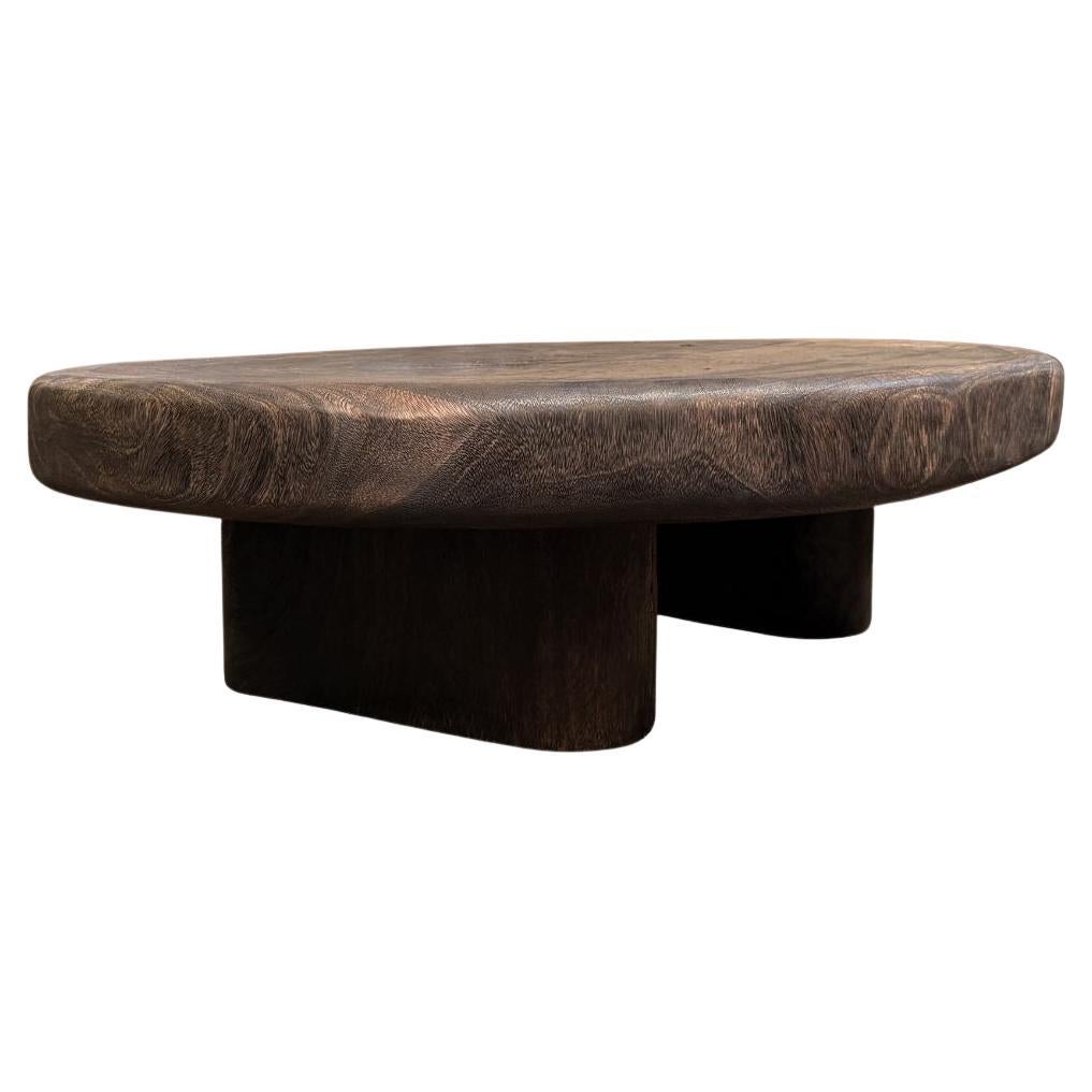 Mesa Grande de Madera de Suar Acabado Espresso, Detalles Tallados a Mano, Moderno Orgánico