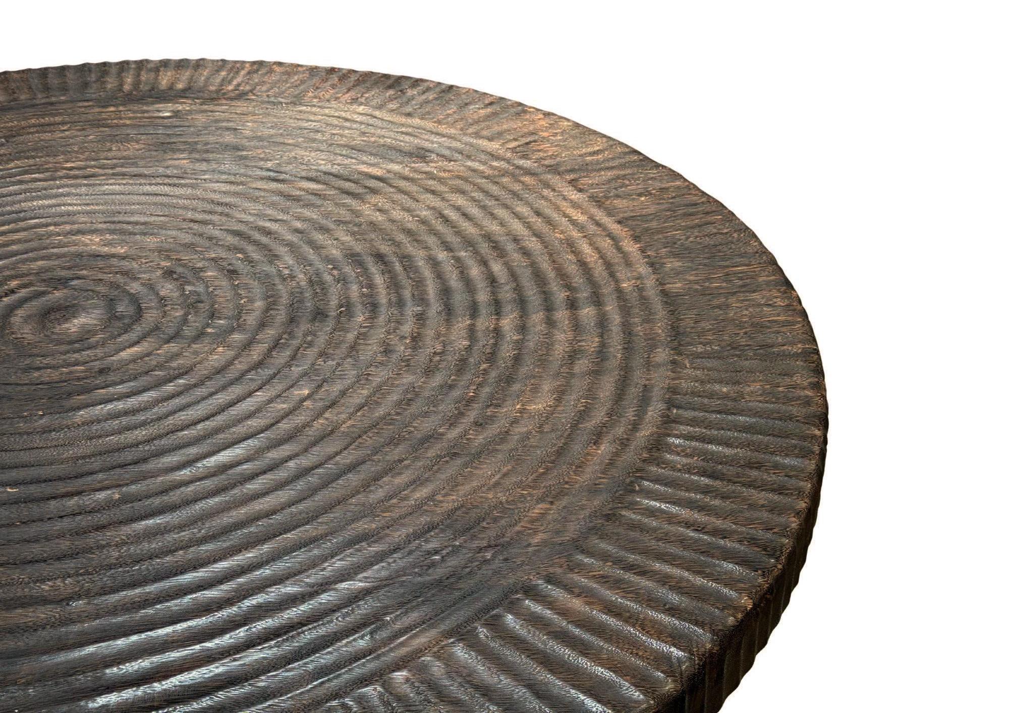Tavolo grande in legno di suar intagliato a mano, finitura espresso, organico moderno in vendita 4