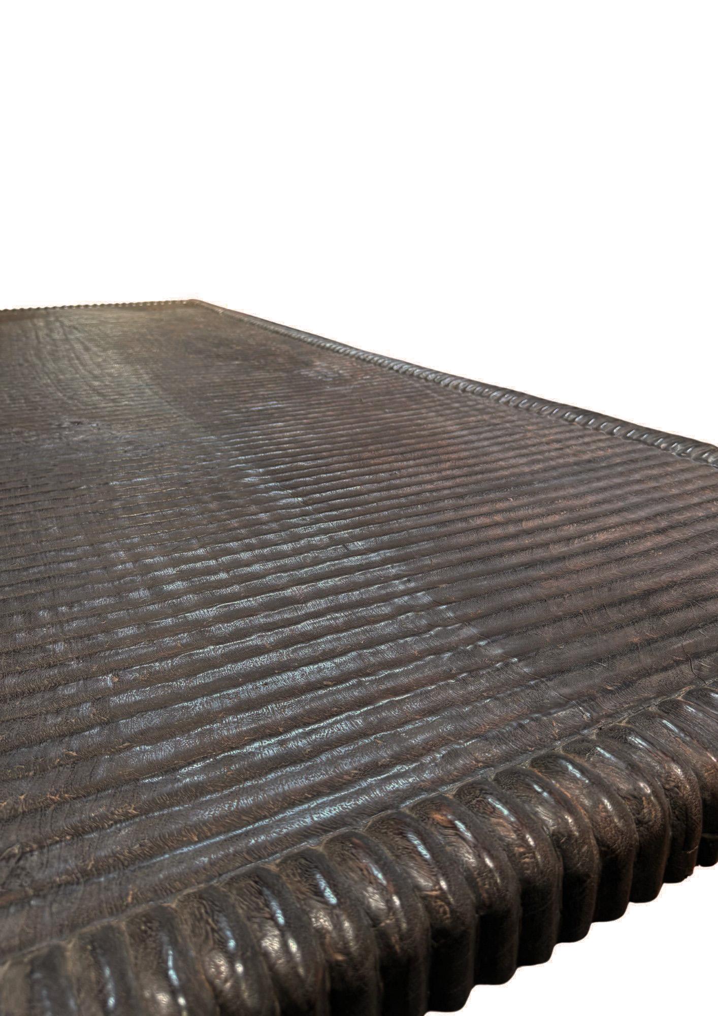 Tavolo grande in legno di Suar  Dettagli intagliati a mano, Finitura Espresso, Organico Moderno in vendita 5