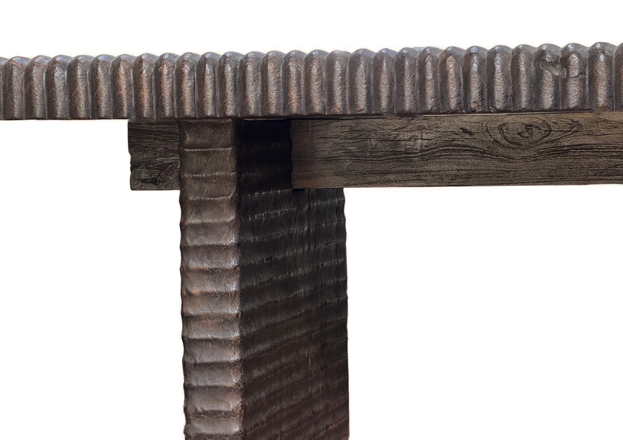 Tavolo grande in legno di Suar  Dettagli intagliati a mano, Finitura Espresso, Organico Moderno in vendita 6
