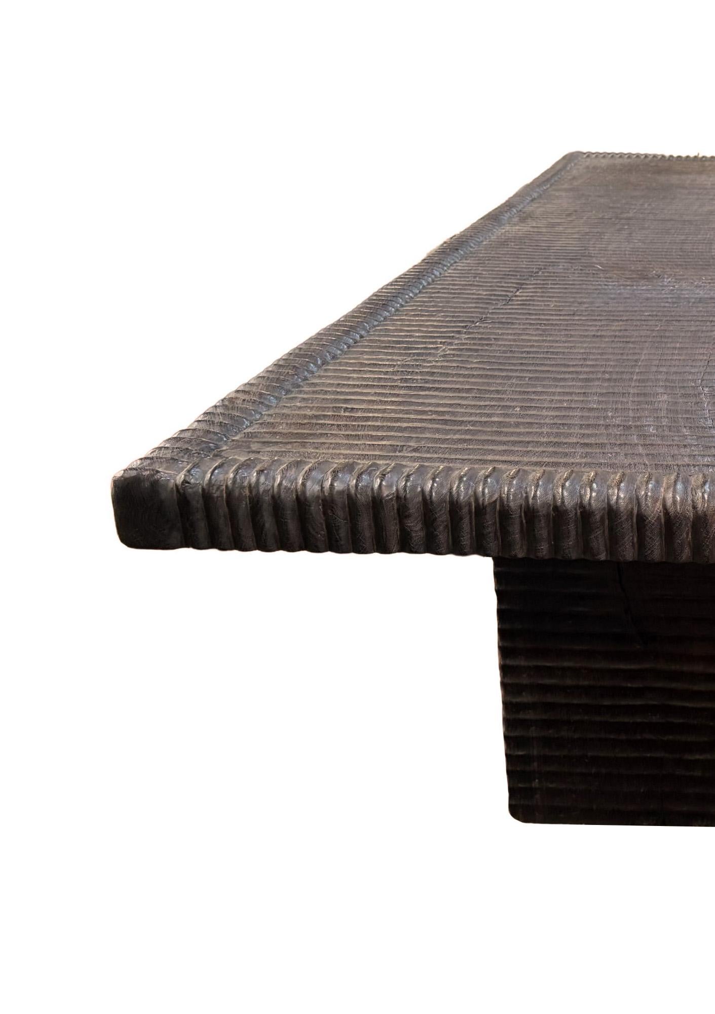 Tavolo grande in legno di Suar  Dettagli intagliati a mano, Finitura Espresso, Organico Moderno in vendita 7