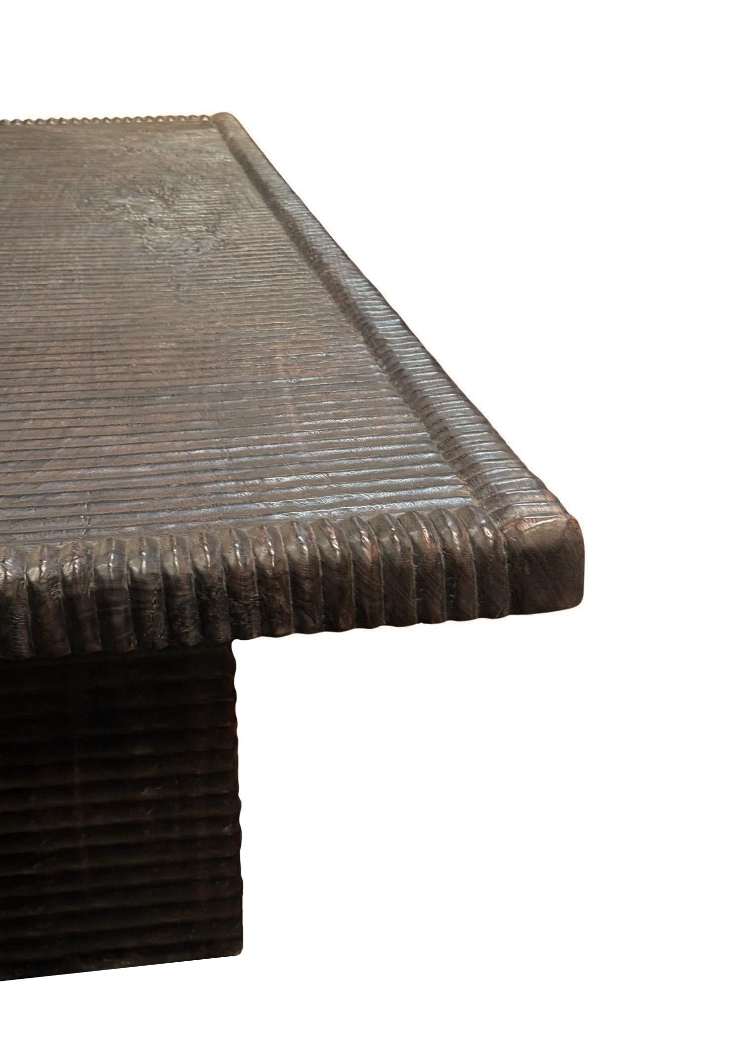 Tavolo grande in legno di Suar  Dettagli intagliati a mano, Finitura Espresso, Organico Moderno in vendita 8