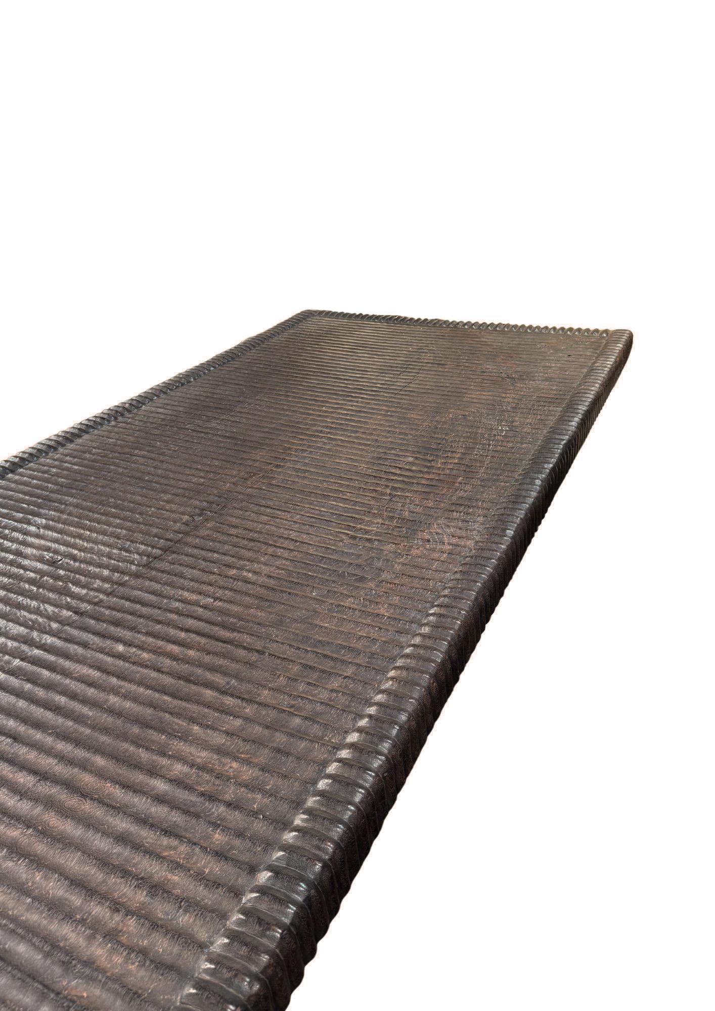Tavolo grande in legno di Suar  Dettagli intagliati a mano, Finitura Espresso, Organico Moderno in vendita 9