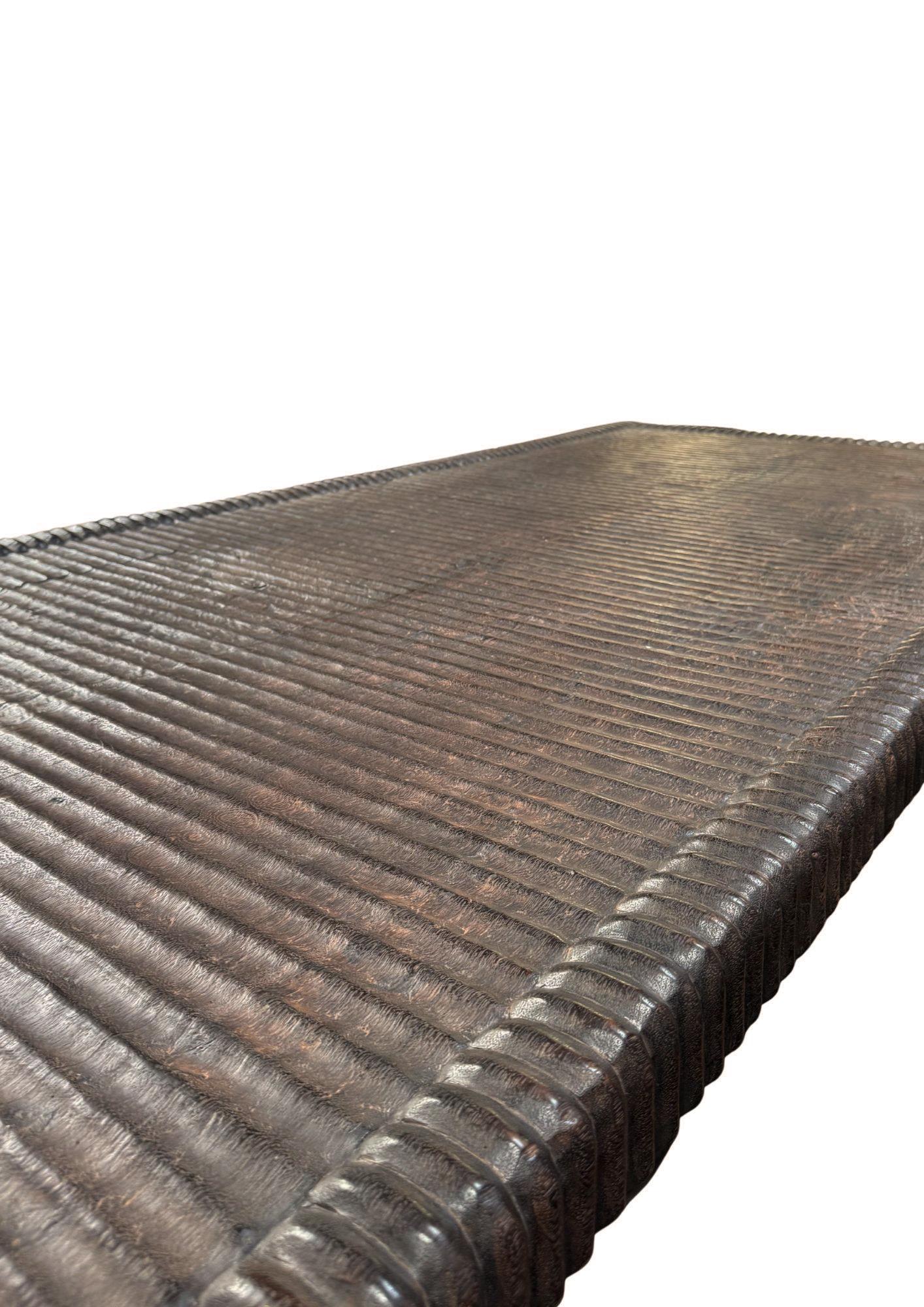 Tavolo grande in legno di Suar  Dettagli intagliati a mano, Finitura Espresso, Organico Moderno in vendita 10