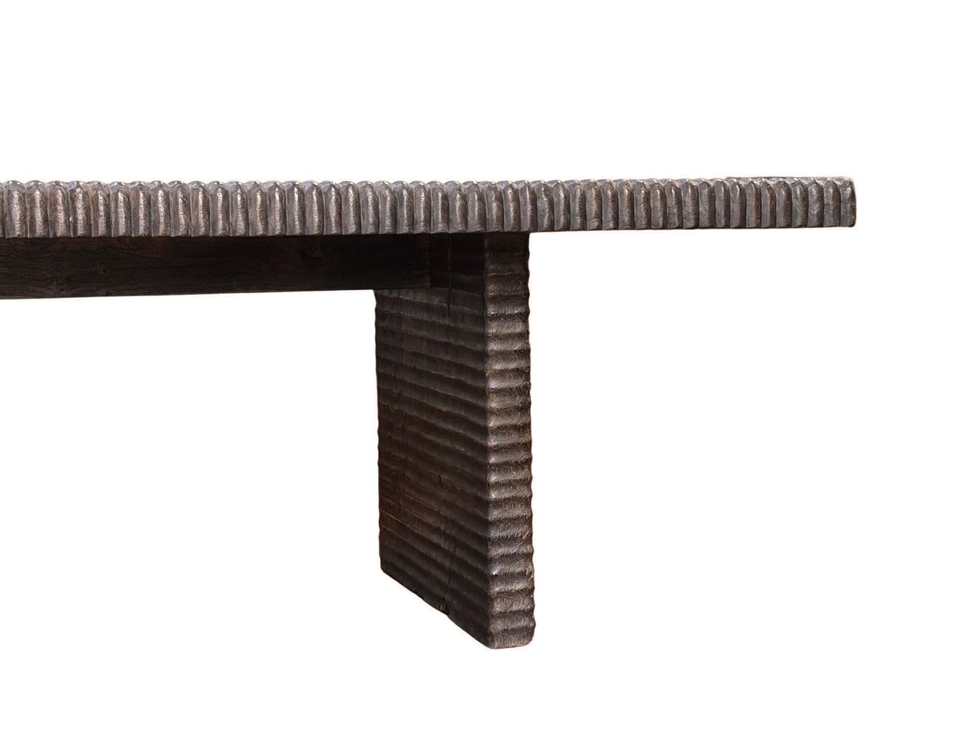 Fatto a mano Tavolo grande in legno di Suar  Dettagli intagliati a mano, Finitura Espresso, Organico Moderno in vendita