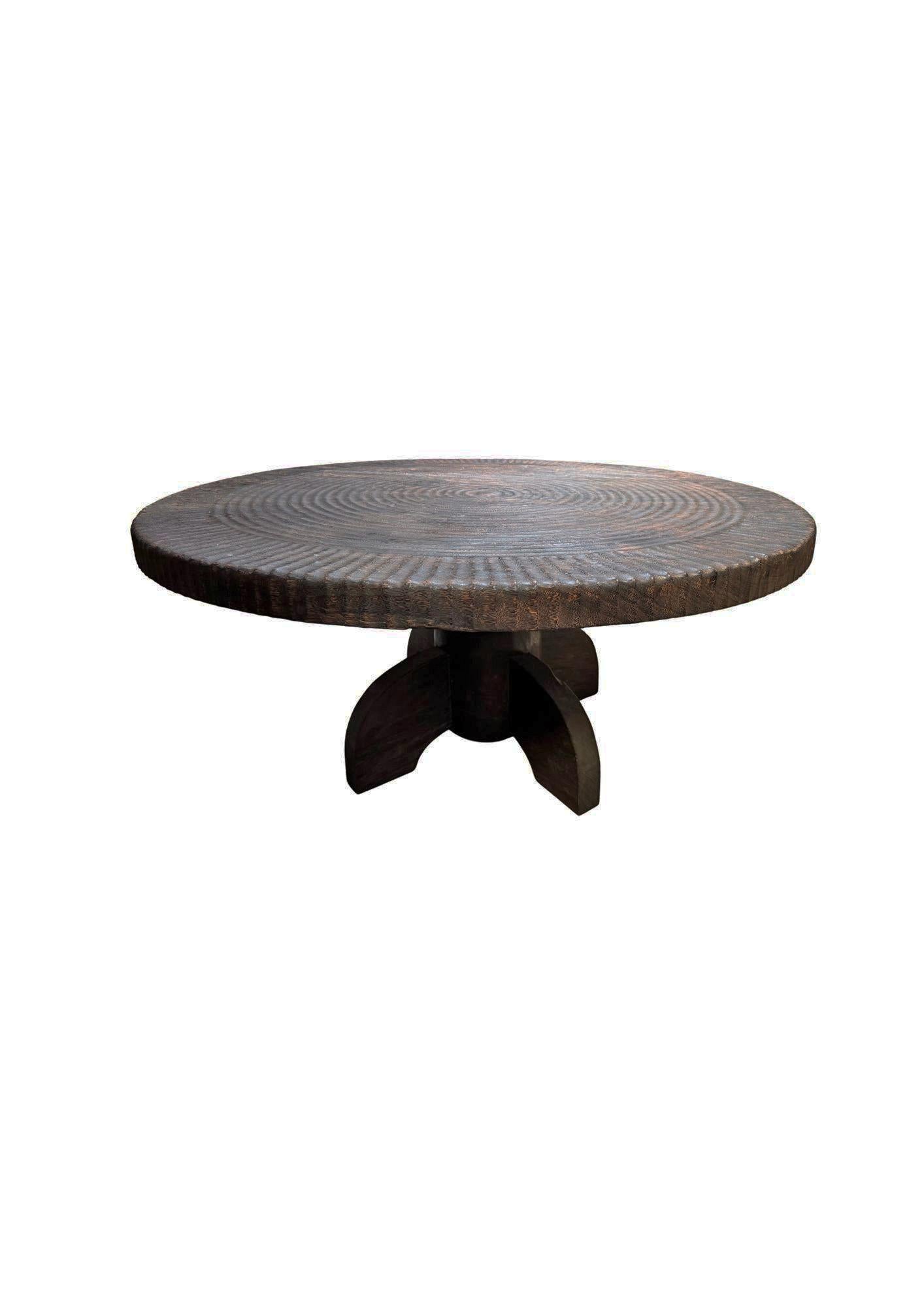 Fatto a mano Tavolo grande in legno di suar intagliato a mano, finitura espresso, organico moderno in vendita