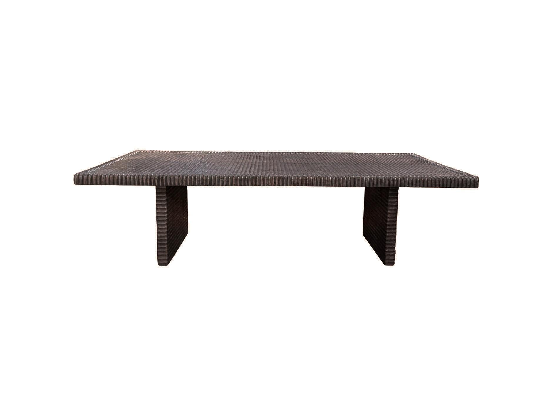 XXI secolo e contemporaneo Tavolo grande in legno di Suar  Dettagli intagliati a mano, Finitura Espresso, Organico Moderno in vendita
