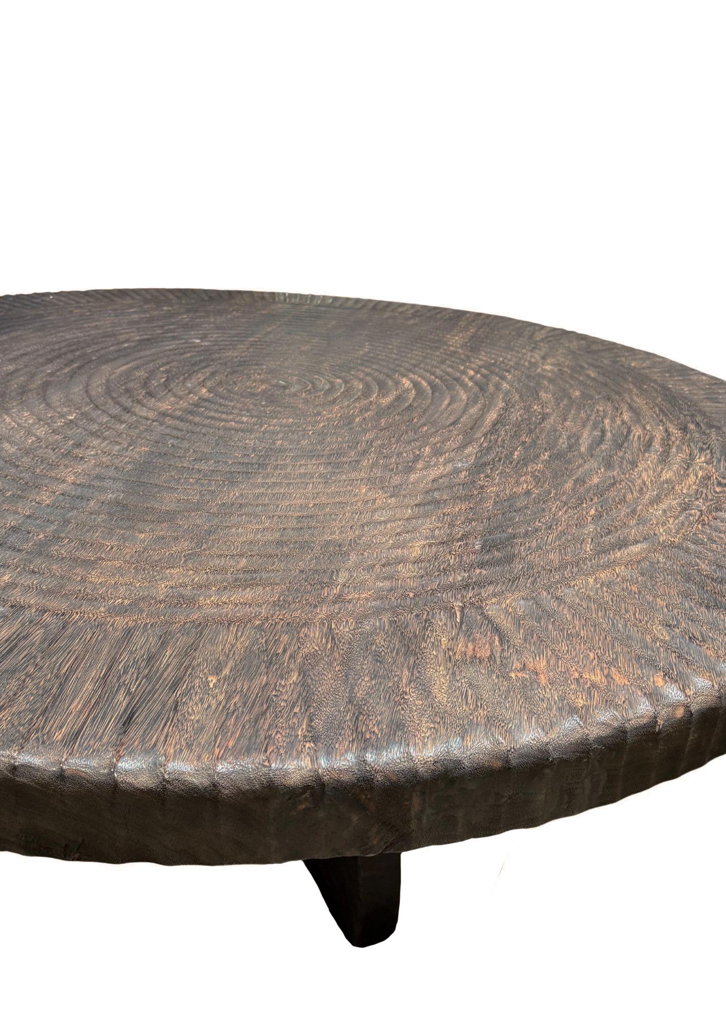 XXI secolo e contemporaneo Tavolo grande in legno di suar intagliato a mano, finitura espresso, organico moderno in vendita