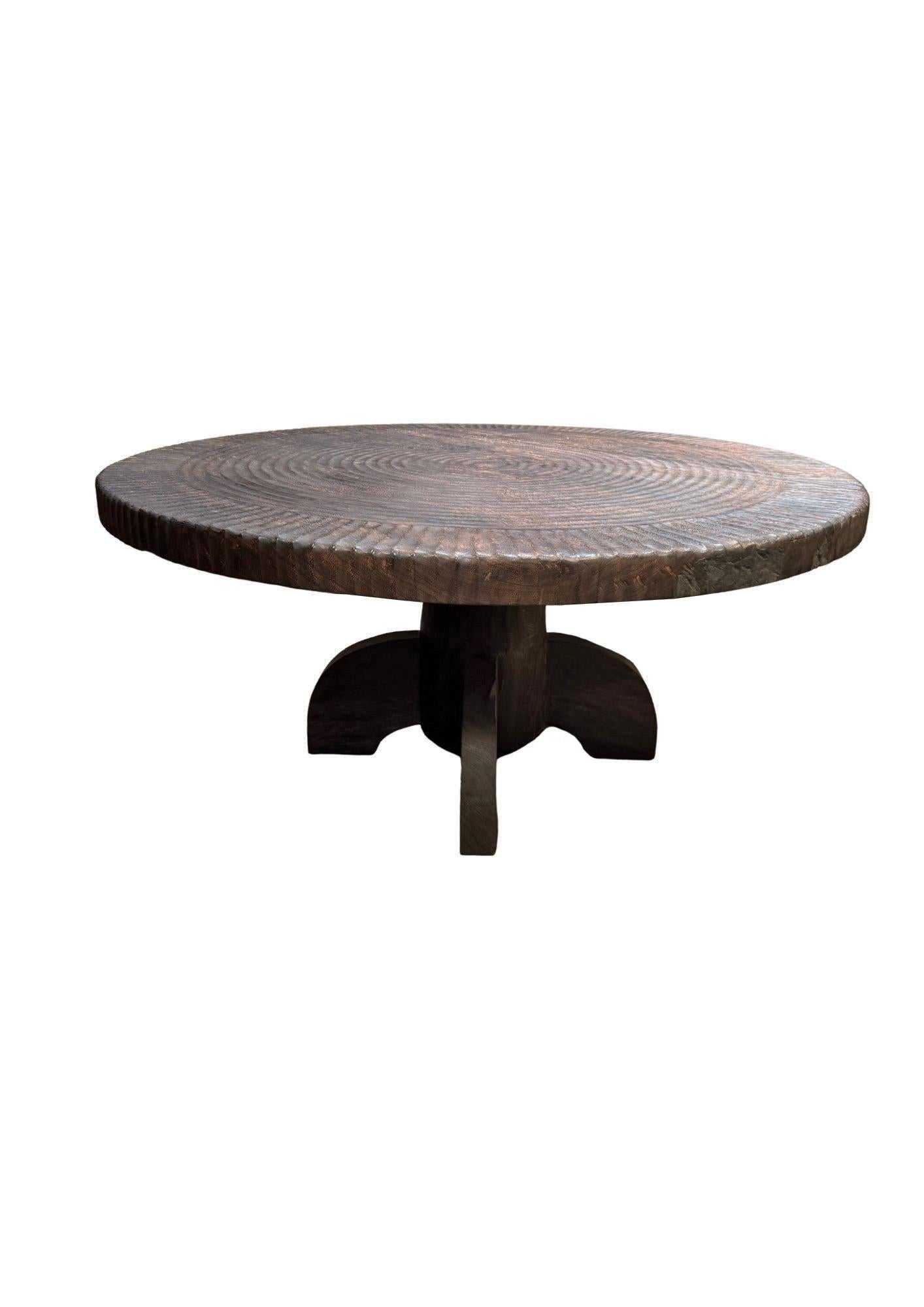 Legno massiccio Tavolo grande in legno di suar intagliato a mano, finitura espresso, organico moderno in vendita
