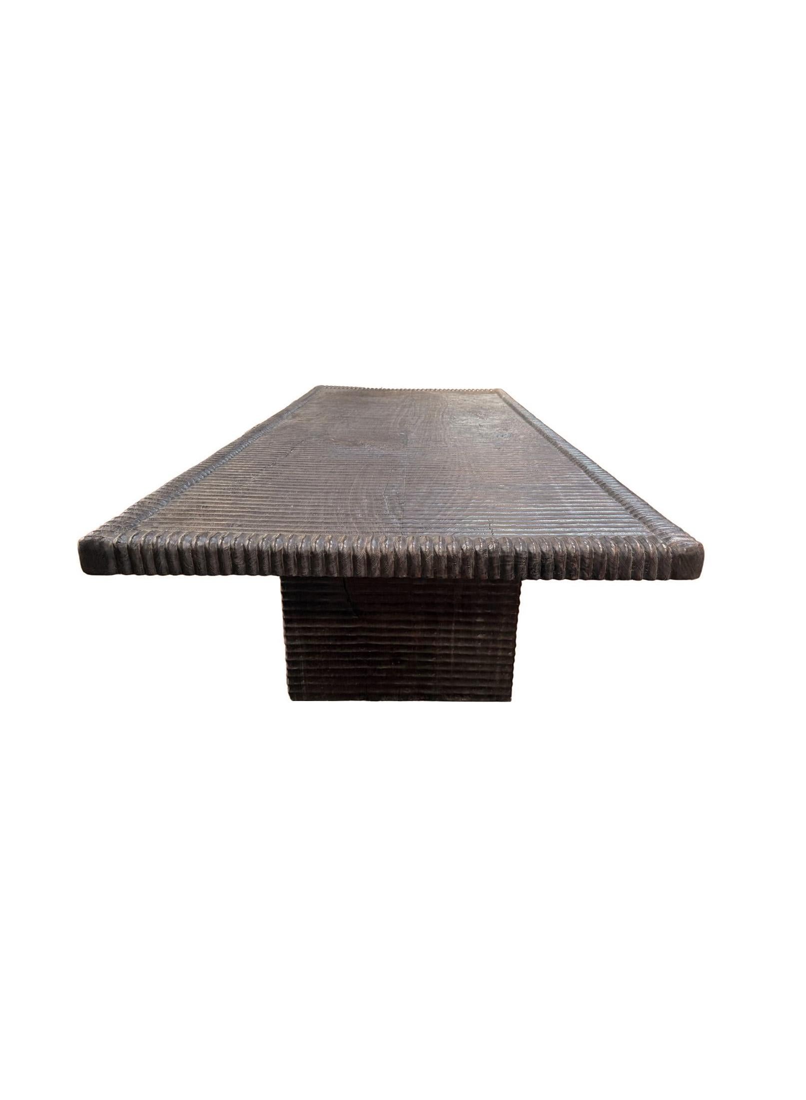 Tavolo grande in legno di Suar  Dettagli intagliati a mano, Finitura Espresso, Organico Moderno in vendita 1
